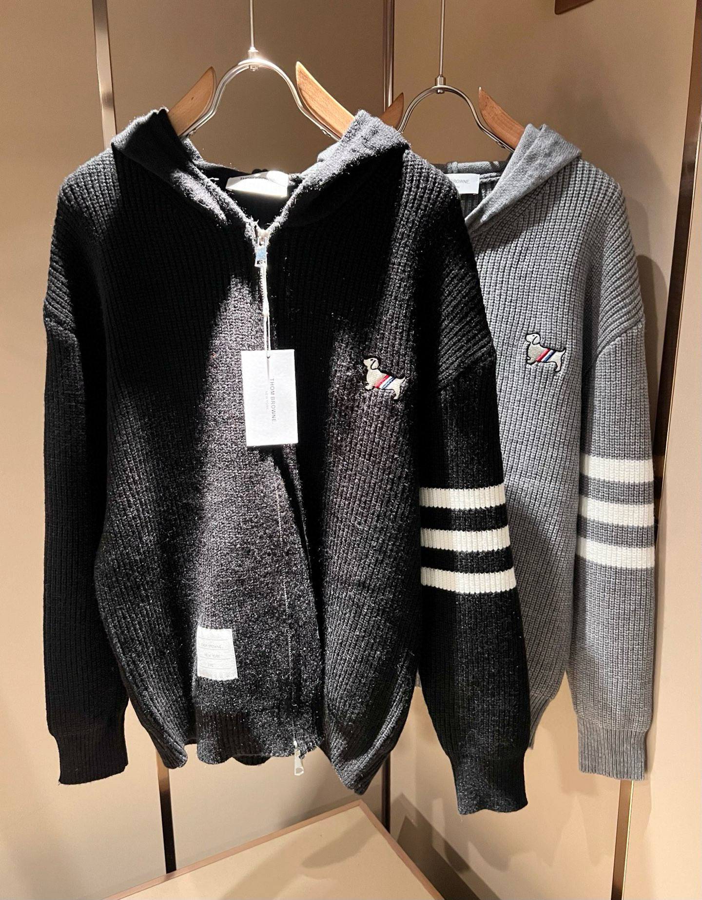 NO:682284,ThomBrow*e's new autumn and winter knitted wool cardigan for men and women, this year's new counter product, super soft wool fabric for men and women!  A fashionable and versatile model for the city, it will definitely be super popular this year. It is a must-have artifact for autumn and winter. It has a unique texture, soft and smooth feel, and cannot be compared with ordinary fabrics. It is designed with conventional knitted wool fabrics and an embroidered logo pattern on the hem!  Crochet with classic iconic stripe design!  A rare model that can only be found. Very attractive design, liningless inseam binding technology, and very detailed. It is a model that requires a lot of attention to technology. Details determine the high-end. Minimalist design elements of the season, a must-have item for trendy men, perfect fit, highly recommended!  Size M-3XL,,19860909ThomBrow*e汤姆*朗秋冬新款男女同款针织羊毛开衫,今年的专柜新品,男女同款超软羊毛面料！时尚都市百搭款,今年必定超火爆,秋冬必备神器,质感独特,手感柔嫩顺滑,不是一般面料所能对比的产品.常规的针织羊毛面料设计,下摆刺绣logo图案设计！钩织搭配经典标识性经典条纹设计！可遇不可求的款 非常极具魅力的设计,无里布内缝包边工艺,细节非常到位,要非常讲究技术的一款,细节决定高端.极简当季的设计元素,潮男必备单品,完美版型,强烈推荐！尺码M-3XL,,,Men's clothing