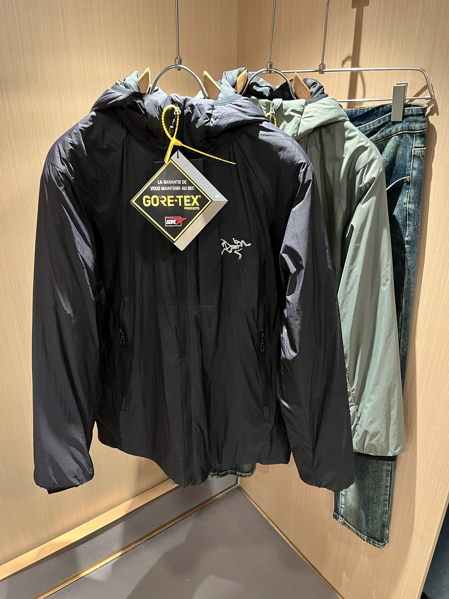 NO:682254,ARCTER *  In addition to its considerable attainments in style design, the most obvious or best thing is that it has deeper unique insights and attainments in fabrics. Through continuous structural research and problem solving, it is characterized by unique research on fabrics. These alone are enough to support it to become one of the leading new logo brand images in the clothing manufacturing industry. This model is made of quick-drying fabric!  Silk cotton filling design inside!  Through precision workmanship, the hand feels smooth and soft, and it has both natural beauty and comfort. The large body shape is simple and clean, and the fabric shows a different hazy structural beauty. It is exclusively customized by opening a mold. The fabric tests the skills of the workers and can be smooth and compliant without wrinkles!  Logo embroidery design on the chest!  It really tests the handicrafts of each master!  It makes the whole thing clean and neat, without leaving a trace of thread. Nowadays, the neutrality that is pursued in life is also more refined in life!  Size M-4XL,arc'teryx,jackets & coats,jackets & coats,19860909ARCTER*X始*祖鸟 秋冬新款男士棉服冲锋衣夹克外套,户外品牌可能大家第一想到的就是加拿大鹅、始祖鸟.给人一种标签试的感觉！除了在款式设计上颇有造诣之外,最明显或者说最为拿手的,应该就是在面料上的拥有更深独特见解跟造诣了.通过不断地结构研究和问题处理,在以面料独特研究为特征,仅凭这些就已经足以支撑其成为服装制造行业中,首屈可数的新标志品牌形象.此款采用速干面料材质！内里填充丝棉设计！通过精工手感细滑柔软,同时兼具自然美感跟舒适度.大身上版型裁剪简洁干净,面料上显现出了不一样朦胧的结构性美感来.独家开模定制而成,面料及其考验工人的技术,能做到平整服帖又不起皱！胸前logo图案刺绣设计！真的是很考验每位师傅的手工制作！使得整体干净利索,不留一丝线头.现在对于生活有所追求的中性也在生活中更为精致！尺码M-4XL,arc'teryx,jackets & coats,jackets & coats,,Men's clothing