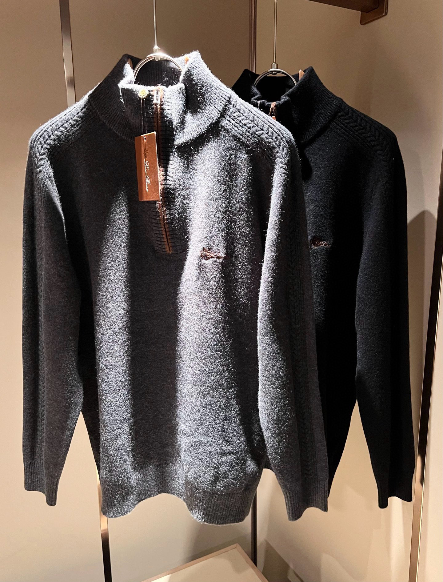 NO:682330,Loro Piana's latest trade order knitted wool cardigan for men in autumn and winter, in full condition!  !  The upper body is comfortable and breathable, not stiff, and the overall body has a rich three-dimensional sense. Quality export order, logo embroidery design on the chest!  The tailoring of the exclusive knitted wool fabric meets the simple needs of commuters. The upper body effect is very good, slimming, and not picky about the figure. The workmanship of the fabric... is impeccable. Only good craftsmanship and good fabrics can make you wear a good taste. It is a must-have item for everyone!  Size M-3XL,, loro piana,19860909Loro Piana诺悠翩雅 秋冬男士最新的贸易订单针织羊毛开衫,全品相！！上身舒适透气,不僵硬,整体有着丰富的立体感,品质出口订单,胸前logo图案刺绣设计！定制专属针织羊毛面料剪裁,满足通勤人们对于着装的简约需求,上身效果很好,显瘦,不挑剔身材.面料做工....无可挑剔,好工艺好面料才能穿出好品味一款,人手必备单品！尺码M-3XL,,loro piana,,Men's clothing