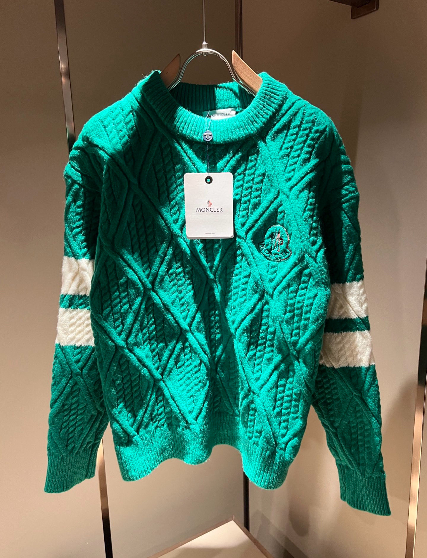 NO:682323,Moncl*r is the latest trade order knitted woolen sweater for men and women in autumn and winter, the same style for couples, in full condition!  !  Internet celebrity model!  The craftsmanship is knitted wool crochet, and the sleeves are simply designed with Mon logo embroidery!  Not stiff, with a rich three-dimensional feel overall, quality export order, customized exclusive knitted wool fabric, to meet the simple needs of commuters for dressing. The upper body effect is very good, slimming, and not picky about the figure. The fabric workmanship... is impeccable, good craftsmanship and good fabrics can make you wear a good taste, a must-have item for everyone!  Size M-4XL,,19860909Moncl*r蒙*口 秋冬男女同款情侣款最新的贸易订单针织羊毛衫,全品相！！网红款！工艺采用针织羊毛钩织,袖子简单Mon标识logo刺绣设计！不僵硬,整体有着丰富的立体感,品质出口订单,定制专属针织羊毛面料,满足通勤人们对于着装的简约需求,上身效果很好,显瘦,不挑剔身材.面料做工....无可挑剔,好工艺好面料才能穿出好品味一款,人手必备单品！尺码M-4XL,,,Men's clothing