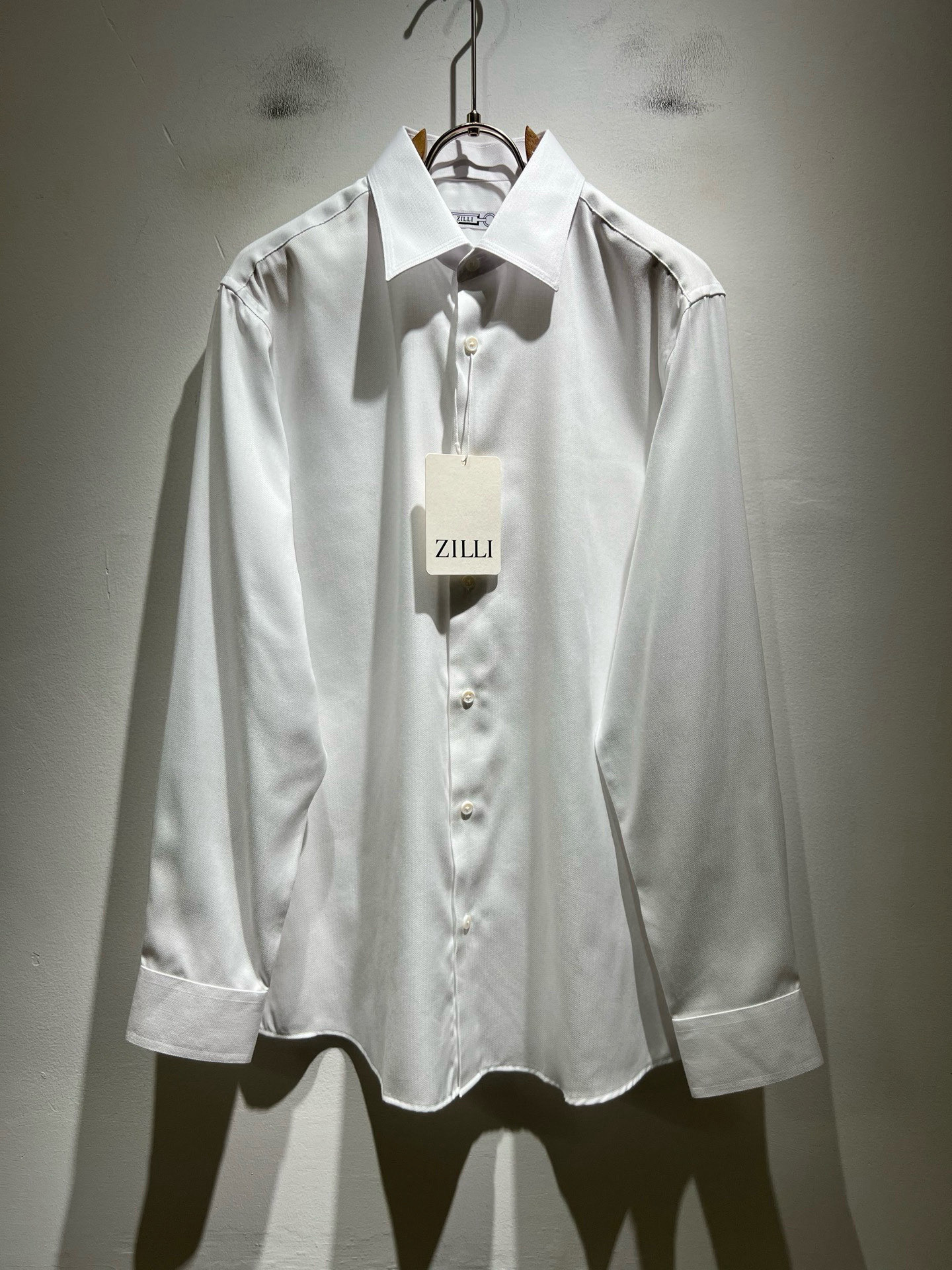 NO:682291,ZILLI autumn and winter men's shirts, the latest trade orders in full condition!  !  Internet celebrity model!  The upper body is comfortable and breathable, not stiff, and the overall body has a rich three-dimensional feel. Quality export order, customized exclusive cotton and linen fabric tailoring, to meet the simple needs of commuters for clothing. The upper body effect is very good, slimming, and not picky about the figure. The fabric workmanship... is impeccable, only good craftsmanship and good fabrics can wear a good taste, a must-have item for everyone!  Breathable and comfortable to wear, this ZILLI shirt is made of high-quality poplin cotton fabric, which is light and soft. It can bring you a little bit of coolness in the hot summer and keep you away from the stuffiness and discomfort. The classic version design is simple but not simple. The simple lines outline an elegant figure. Whether it is a business occasion or leisure time, it can show your taste and style. It shows a unique sense of art. It is also a comfortable and practical summer item, suitable for people of different ages and genders.  Size S-2XL,,shirts,19860909ZILLI 秋冬男士衬衣,最新的贸易订单全品相！！网红款！上身舒适透气,不僵硬,整体有着丰富的立体感,品质出口订单,定制专属棉麻面料剪裁,满足通勤人们对于着装的简约需求,上身效果很好,显瘦,不挑剔身材.面料做工....无可挑剔,好工艺好面料才能穿出好品味一款,人手必备单品！穿在身上的透气舒适,ZILLI的这款衬衫采用优质府绸棉面料,轻盈柔软,在炎炎夏日里,为你带来一丝丝清凉,让你远离闷热与不适. 经典版型设计,简约而不简单,简约的线条勾勒出优雅的身形,无论是商务场合还是休闲时光,都能展现出你的品味与格调.展现出独特的艺术感.也是一款、舒适且实用的夏季单品,适合不同年龄段和性别的人群穿着. 码数S-2XL,,shirts,,Men's clothing