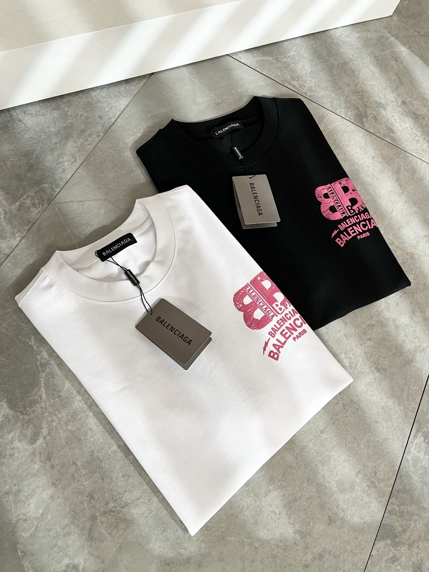 NO:682186,BALENCI*GA Paris* 2026 spring and summer new short-sleeved T-shirt for men and women!  Fashionable casual short-sleeved T-shirt with catwalk pattern print!  Design a logo print design!  It is highly designed and selected from 260g pure cotton fabrics supplied by customers. It feels soft and skin-friendly, comfortable and breathable. The real thing will definitely make you fall in love with it!  The round neck cut with loose shoulders and dropped shoulders, non-sexist style for couples to wear together, opens up a new fashion style!  Distinguish the market version of the high-definition series!  Size M-3XL,,balenciaga,T-shirt,tees,t-shirt,19860909BALENCI*GA巴黎*家 2026春夏新款男女同款短袖T恤！走秀图案印花时尚休闲短袖T恤衫！设计logo印花设计！极具设计精选客供260g纯棉面料,手感柔软亲肤,着身舒适透气性都无法挑剔,实物绝对会让你爱不释手！宽松小落肩的圆领版型裁剪,无性别主义的情侣混穿款式,打开全新的时装新韵味！区别市场版本高定系列！尺码M-3XL,,balenciaga,T-shirt,tees，t-shirt,,Men's clothing