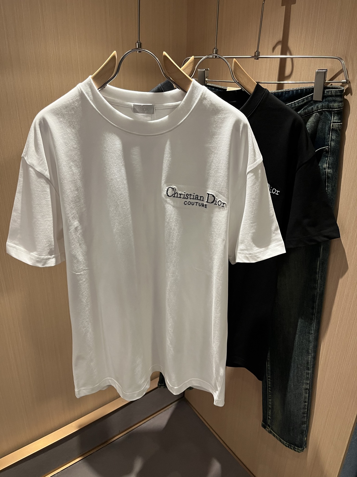 NO:682256,Dio*Dijia's new 2026 spring and summer short-sleeved T-shirts for men and women are on sale simultaneously at counters!  Customized exclusive 260g pure cotton fabric, customized original craft thread, and embroidery craft design of logo pattern on the chest!  Simple and elegant, easy to match and versatile, extremely high-grade, perfectly integrated into fashion and style, it is a top-notch fashionable style that is perfect for outer wear!  The whole thing gives people a natural feeling!  The ultimate classic versatile short-sleeved T-shirt, designed with the latest three-dimensional letter logo embroidery elements!  The ultimate heavy work, the ultimate perfection!  Fans who pursue high quality should rush to buy it by themselves, and we sincerely invite all fans who know the goods to appreciate this model together!  !  Color Black White Size M-3XL,,dior,dior,T-shirt,tees,t-shirt,19860909Dio*迪家 2026春夏新款男女同款短袖T恤,专柜同步发售！定制专属260克纯棉面料,定制原版工艺螺纹,胸前logo图案刺绣工艺设计！简约大方,从容百搭,档次极高,完美融入时尚还有风情感一款完美符合外穿的顶尖时髦气质款！整体给人浑然天成的感觉！极致经典的百搭型短袖T恤,采用最新的立体字母logo刺绣元素设计！极致的重工极致的完美！追求高品质的粉丝们请自行抢购,诚邀所有识货的粉丝一同鉴赏此款！！颜色黑色 白色 尺码M-3XL,,dior,dior,T-shirt,tees，t-shirt,,Men's clothing