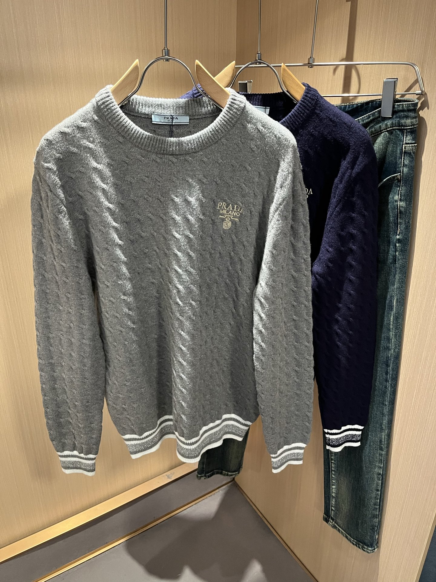 NO:682240,PRAD*A's new autumn and winter men's knitted woolen sweaters, the latest model is available exclusively on the entire network!  !  ~It is both classic and fashionable, who doesn’t love it? It shows the classic again, it is very eye-catching, and it has a low-luxury aura and recognition!  Pr*da's traditional brand concept and modern advanced technology are perfectly combined. Coupled with an extremely modern and simple design, Pr*da's exclusive three-dimensional logo pattern embroidery design!  Customized 100% imported wool fabric!  The texture of this model is quite impressive. You can tell the specifications and grades at your fingertips. The level of finesse and breathability are top-notch!  Size M-3XL,,prada,19860909PRAD*A普*达秋冬新款男士针织羊毛衫,最新款全网独家首上！！~既经典有时尚百搭,谁不爱啊,将经典再次展现,非常的耐看,自带低奢光环与辨识度！Pr*da传统的品牌理念和现代化的先进技术进行了完美结合.加上极其现代摩登风范的简约设计,p家专属立体标识logo图案刺绣设计！定制百分百进口羊毛面料！此款的质感相当感人 触手便知规格档次 细腻程度与透气效果堪称顶级！尺码M-3XL,,prada,,Men's clothing