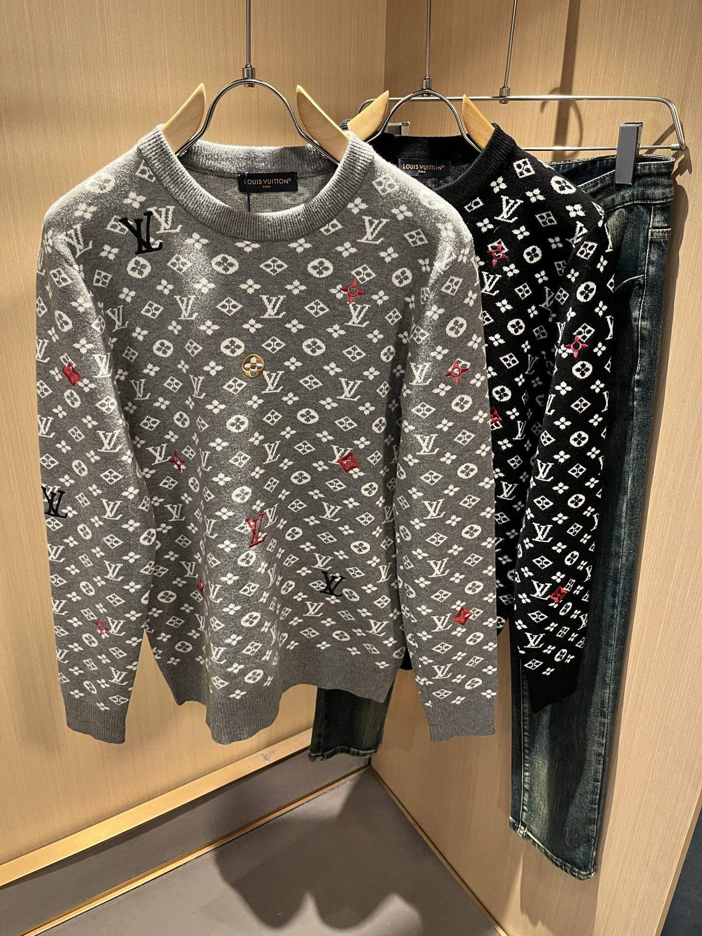 NO:682242,Louis Vuit*on's autumn and winter Louis family's light luxury Monogram crocheted knitted sweater!  Same decoration for men and women!  The new high-end of the Louis family, the details and quality are always so flawless, and the creative designs are endless. You are not a fashionista if you don’t buy a few pieces of Louis this autumn and winter. Monogram crochet pattern design!  It is something that everyone loves. Made of top-quality wool blend, it is super soft and tough, and has excellent breathability. It comes from world-class trading OEM channels, and the quantity is extremely rare and sold out. It is a presbyopic item that is released every year by 'Donkey Brand'.  The body logo presents an unusual texture, clean and neat. This is the Louis family's unique skill and the latest craftsmanship of this season. The level of detail has reached the top, and the slim and three-dimensional tailoring is a unique design. It is a fusion of luxury and fashion!  Size M-3XL,,louis vuitton,louis vuitton,louis vuitton,19860909Louis Vuit*on 秋冬路易家族轻奢Monogram钩织针织羊毛衫！男女同款装饰！ 路易家族的新高端,细节品质永远的那么完美无瑕,创意设计层出不穷.今年秋冬季节没有入手几件路易你算不上时尚达人.Monogram钩织图案设计！实属人见人爱的东西.顶级羊毛混纺打造,超级柔软且具有韧性,透气感也是绝佳.来自世界级贸易级别的代工厂渠道,数量极其稀少售完无补.“驴牌”每年都会出的老花单品,立体Logo呈现不一般的质感,干净俐落.这是路易家族的看家绝活也是本季度的最新工艺.细致化程度已经达到顶端了,修身立体剪裁的版型设计堪称一绝.属于奢华与时尚的融合！尺码M-3XL,,louis vuitton,louis vuitton,louis vuitton,,Men's clothing