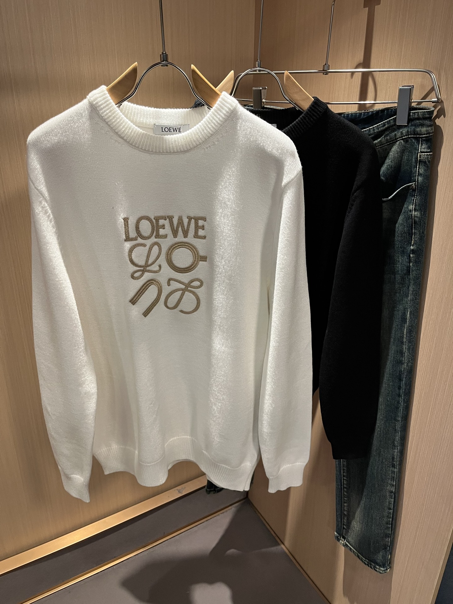 NO:682236,LO*WE/LUO*WE's new autumn and winter knitted sweaters of the same style for men and women, available from trading company channels, the latest products of the year, sold simultaneously in official counters, classic star-level items!  LO*WE's leather goods have the highest say in the entire fashion circle. The brand value is very influential and has a century-old historical and cultural heritage. It is a brand used by the royal family and nobles. Its exquisite craftsmanship and design have subverted modern aesthetics!  The overall design is in line with the aesthetic design of the LOE family, using classic brand elements, perfectly inheriting the essence and genes of the LOE family, and designing the logo and pattern embroidery design!  The vision is quite exquisite and beautiful, highlighting the brand characteristics, highly recognizable and very fashionable. The overall design interprets minimalism to the extreme, simple and elegant!  We supply high-end materials imported from Egypt and select high-end knitted wool fabrics!  Extremely luxurious and special materials, the fabric properties are all excellent, the tactile experience is self-evident, the ultimate luxury enjoyment!  The appearance is perfect, and the details are exquisite and elegant. It not only reduces age but also highlights the fashionable temperament. The upper body is full of temperament. The color matching is quite in line with the needs of matching seasons. It has a high degree of control and mix-matching. It has no age limit and has an excellent sense of style!  Size M-3XL,,loewe,19860909LO*WE/罗*威秋冬新款男女同款针织羊毛衫,贸易公司渠道货,年最新品,官柜同步售卖,经典明星级单品！LO*WE家的皮具单品在整个时装圈最有极高的的发言权,品牌价值影响力颇高,有着百年历史文化底蕴,皇室御贵族御用品牌,其精湛的手工艺及设计感颠覆了现代审美！整体的设计符合LOE家美学设计,运用了经典的品牌元素,完美沿袭了LOE家的精髓与基因,设计logo标识图案刺绣设计！视觉颇为精致美观,彰显了品牌特质,辨识度极高且极具时髦感,整体的设计将极简主义阐释到极致,简约而大方！客供埃及进口高级物料,甄选高端针织羊毛面料！极为奢华特殊的材质,面料属性皆为上乘,触感体验不言而喻,奢华极致享受！品相完美如斯,细节处处精致考究,即减龄又凸显了时髦气质感,上身满满的气质感,配色相当符合搭配季节需求,驾驭度混搭性极高,无关年龄界定,造型感极佳的一款单品！尺码M-3XL,,loewe,,Men's clothing