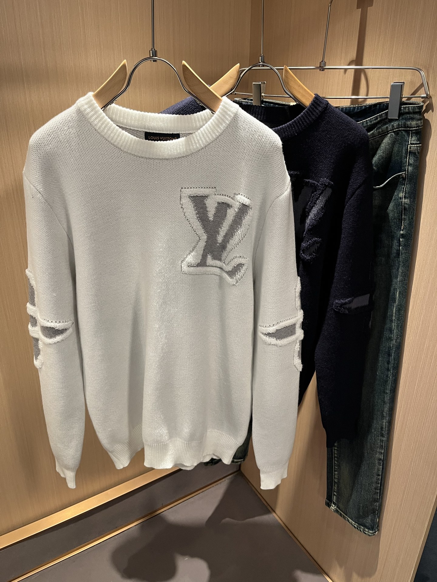 NO:682230,Louis Vuit*on's autumn and winter Louis family's light luxury Monogram crocheted knitted sweater!  Same decoration for men and women!  The new high-end of the Louis family, the details and quality are always so flawless, and the creative designs are endless. You are not a fashionista if you don’t buy a few pieces of Louis this autumn and winter. Monogram crochet pattern design!  It is something that everyone loves. Made of top-quality wool blend, it is super soft and tough, and has excellent breathability. It comes from world-class trading OEM channels, and the quantity is extremely rare and sold out. It is a presbyopic item that is released every year by 'Donkey Brand'.  The body logo presents an unusual texture, clean and neat. This is the Louis family's unique skill and the latest craftsmanship of this season. The level of detail has reached the top, and the slim and three-dimensional tailoring is a unique design. It is a fusion of luxury and fashion!  Size M-3XL,,louis vuitton,louis vuitton,louis vuitton,19860909Louis Vuit*on 秋冬路易家族轻奢Monogram钩织针织羊毛衫！男女同款装饰！ 路易家族的新高端,细节品质永远的那么完美无瑕,创意设计层出不穷.今年秋冬季节没有入手几件路易你算不上时尚达人.Monogram钩织图案设计！实属人见人爱的东西.顶级羊毛混纺打造,超级柔软且具有韧性,透气感也是绝佳.来自世界级贸易级别的代工厂渠道,数量极其稀少售完无补.“驴牌”每年都会出的老花单品,立体Logo呈现不一般的质感,干净俐落.这是路易家族的看家绝活也是本季度的最新工艺.细致化程度已经达到顶端了,修身立体剪裁的版型设计堪称一绝.属于奢华与时尚的融合！尺码M-3XL,,louis vuitton,louis vuitton,louis vuitton,,Men's clothing