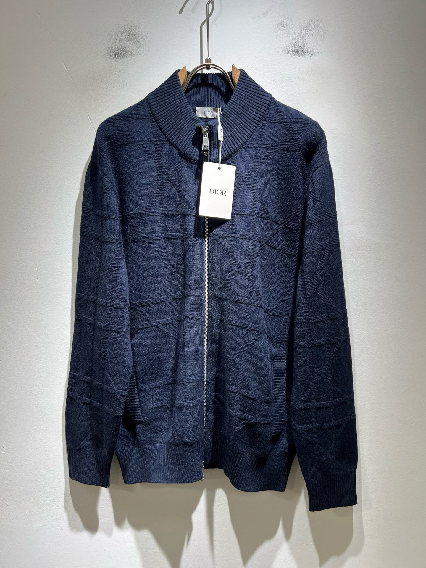 NO:682299,Dio*r Dio* men's casual knitted wool cardigan for autumn and winter, the latest fashion and leisure, trading company channels are rare, and it is sold simultaneously on the official website. The high-quality products most anticipated by gods and goddesses are coming, allowing you to feel what true luxury has connotation! This jacket is made of D family's special knitted fabric, full of brand style!  The surface is clean, smooth and shiny, and the texture is clearly visible through the screen. It is your most enjoyable wearing experience! It perfectly enhances the overall sense of luxury and you can get the high-end luxury atmosphere at a glance! The basic and conventional jacket cut, the upper body is versatile, simple and not picky, and can easily cope with various occasions and environments. It is undoubtedly a must-have product for daily commuting! Sizes M～3XL,, dior, dior, jackets & coats, jackets & coats,19860909Dio*r迪*奥 秋冬男士休闲针织羊毛开衫,最新时尚休闲,贸易公司渠道稀出,同步官网发售,男神女神最为期待的精品狠货重磅来袭,让你感受到什么叫真正的高奢有内涵!此款夹克外套选用D家专用针织面料制成,满满的品牌风格！表面整洁光滑且富有光泽,质感透过屏幕都显而易 见,你最为享受的穿着体验! 完美提升了整体的奢华档次感,一眼就能Get到的高端奢华气息!基础常规的夹克版型裁剪,上身百搭简约不挑人,轻松应对各种场合与环境,属于日常通勤必备的臻品无疑!尺码M～3XL,,dior,dior,jackets & coats,jackets & coats,,Men's clothing