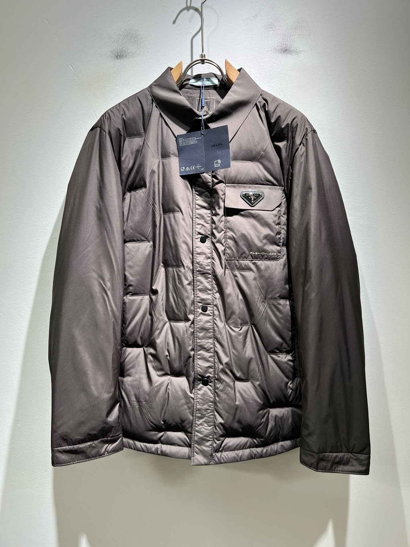 NO:682320,Prad*a Autumn and winter same-size down jackets for men and women, in stock Prad* down fabric jackets, waterproof down jackets, warm jackets!  Prada has relaunched the classic Prada Linea Rossa into the market and created it as an iteratively updated technology series that responds to the core content of the 21st century ideology. Obviously this is the flagship of the P family's down series, suitable for the youthful spirit of men and women of all ages!  I won’t go into too many details. They are all top-notch accessories. This model of Prada has everything a top-grade down jacket or jacket should have, or in other words, it will only be better!  !  Windproof zipper opening and closing, logo badge decoration on the chest, the outer layer of the counter is made of coated polyester fiber. Leak-proof velvet is waterproof and windproof, it can be called a holy product!  Nanotechnology fabric with high electrical conductivity is beneficial to body temperature regulation!  The down liner is also waterproof nylon fabric, filled with 95 white duck down. Soft and comfortable, simple design suitable for any age group. Same style for men and women. Sizes: M-4XL,, prada, jackets & coats, jackets & coats, down jacket,19860909Prad*a 普*达秋冬男女同款羽绒服夹克外套,现货 Prad* 羽绒面料夹克 防水羽绒服保暖外套！Prada将经典Prada Linea Rossa再次推出市场,打造为迭代更新的科技系列,回应21世纪意识形态的核心内容. 很显然这是P家羽绒系列的扛鼎之作,适合于一切年轮的男女情侣款青春精神！ 细节方面我就不多讲了,全是顶配,一件顶级羽绒服或者一件夹克该有的,此款Prada都占全了,或者说,只会更好！！ 防风拉链开合 胸前logo徽章装饰 ,柜台外层采用涂层聚酯纤维制成.防漏绒防水防风,可谓圣品！高导电能力的纳米技术织物,有利于体温调节！羽绒内胆也是防水尼龙面料,内填充95白鸭绒.软糯舒适,适宜任何年龄段的简单设计.男女同款.尺码:M-4XL,,prada,jackets & coats,jackets & coats,down jacket,,Men's clothing