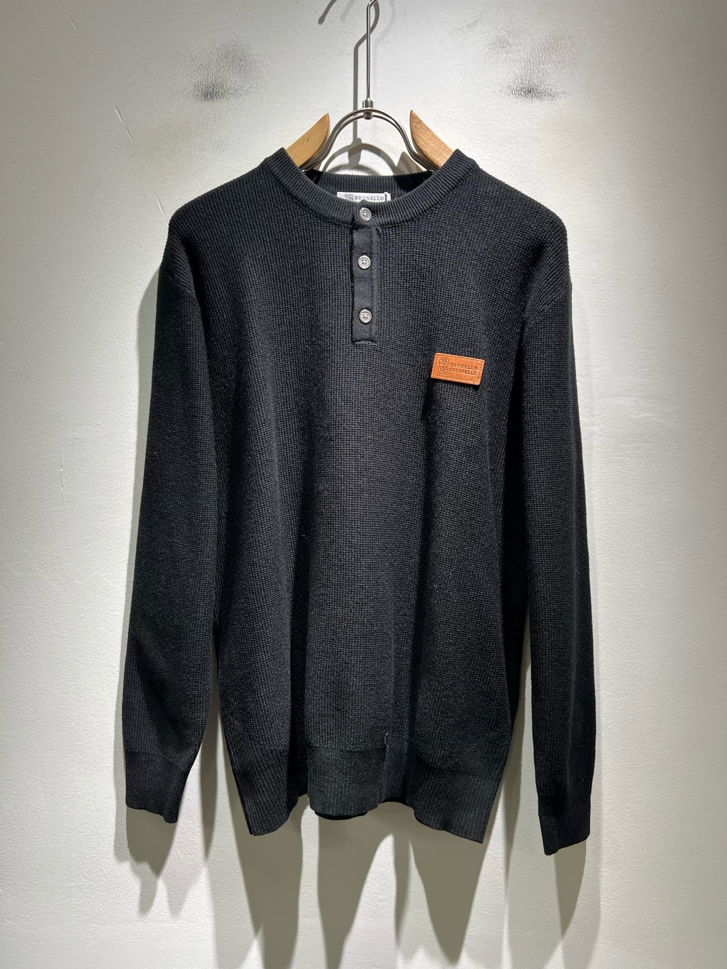 NO:682325,BC-Brunello Cucineli's new autumn and winter knitted wool cardigan, the latest fashion trend effect, fashionable new charm, elements and modern trendy high street style are integrated into the 'Tianguan work', a full-looking item. Knitted wool fabric is supplied to customers!  Logo leather pattern design on the chest!  It feels smooth and delicate, and the breathability and comfort are impeccable. The simple and stylish design comes from the latest fashion methods, highlighting the avant-garde unique personality. A must-have item for fashionistas that expresses the meticulous fashion atmosphere of the new season. Same style for men and women. Sizes M-4XL, brunello cucinelli,19860909BC-Brunello Cucineli 秋冬新款针织羊毛开衫,最新时尚潮流效果,时尚新韵味,元素及现代潮流的高街风格融合一起的“天官之作”,颜值十足的单品.客供针织羊毛面料！胸前logo皮革图案设计！手感顺滑细腻,着身的透气舒适感无可挑剔.简约时尚的版型设计来源于潮流时尚的最新手法,彰显前卫独特个性.时尚达人的必备单品表达全新季度一丝不苟的时尚气息.男女同款.尺码M-4XL,,brunello cucinelli,,Men's clothing