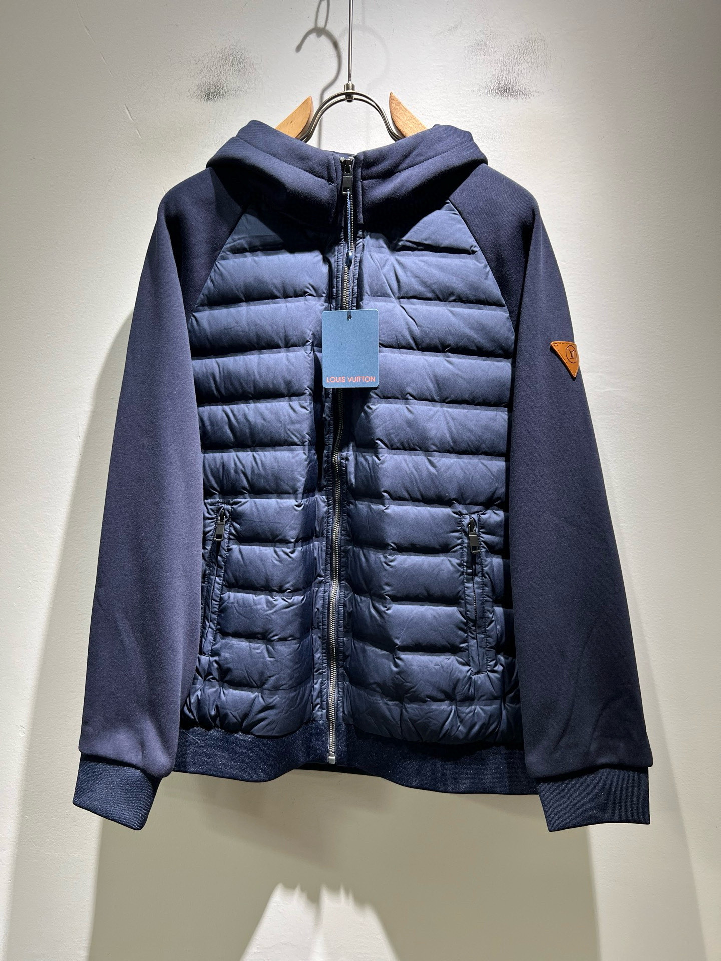 NO:682285,LouisVuitt* Louis*den's new autumn and winter latest spliced ​​down jacket, trading company channel, simultaneous official website sale for 21520RMB!  Down jackets are highly recommended at counters every autumn and winter. They are so rare that they are hard to come across. They are a hard-to-find luxury item!  This jacket is made of customized high-density nylon material. The fabric is excellent in terms of color matching and performance!  The thickness is moderate and the warmth retention performance is superior, no less than down!  One of the difficulties of this style of clothing is the embroidery on the fabric. Various styles of presbyopia are made on the fabric. The simple geometric patterns need to be arranged correspondingly, so the output is extremely low, which not only breaks the monotony of the clothing body, but also highlights the brand value!  The lapel design fixed with snap buttons not only modifies the neck line, but also brings a smart and straightforward look!  The loose version covers the upper body and makes the body slimmer. It changes the traditional business sense of the brand and adds a trendy atmosphere. It is a masterpiece of the V family in autumn and winter. Hurry up and buy it!  Size M-4XL,,louis vuitton,louis vuitton,jackets & coats,jackets & coats,down jacket,19860909LouisVuitt*路易*登 秋冬新品最新款拼接羽绒外套,贸易公司渠道,同步官网发售21520RMB！每年到秋冬季柜台都会热推的羽绒服,甚至到非常稀缺很难遇到,一件难求的高奢臻品！本款夹克选用客供定制高密度尼龙材质打造,面料无论是配色或是性能都相当出色！厚度适中,保暖性能优越,完全不亚于羽绒！此款衣服的难点之一就是面料上的绣花,多样式的老花,是在面料上做出来的,简单的几何图案且要排列对应,所以产量极低既打破了衣身的单调,又凸出品牌价值感！通过按扣固定的翻领设计,修饰颈部线条的同时有带来了一件干练和率性感！宽松的版型,上身遮肉显瘦,且一改品牌传统的商务感,增添了一份潮流气息,V家秋冬季的杰作,抓紧抢购哦！尺码M-4XL,,louis vuitton,louis vuitton,jackets & coats,jackets & coats,down jacket,,Men's clothing