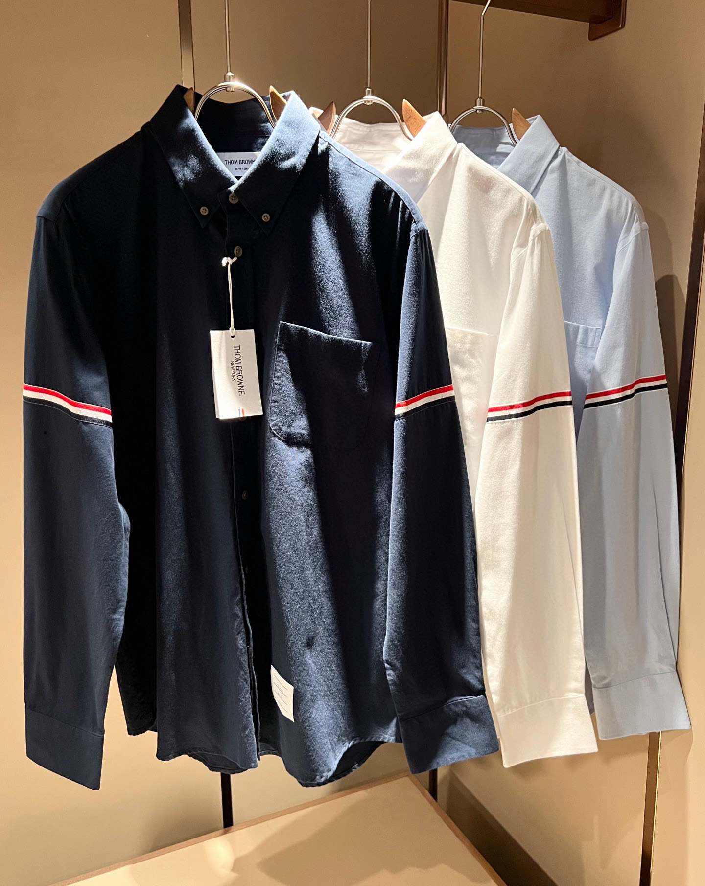 NO:682327,ThomBrow*e Thom* Lang's new autumn and winter shirt!  Th*m Br*wne long-sleeved shirt creates a unique style with meticulous attention to detail. The new 'Habbit' cutting design is casual and casual. It is less formal but more casual and casual. High-quality poplin cotton fabric, made of dotted knitting, is light and flat. Gentle, soft and delicate texture. Comfortable, breathable and burdenless to wear. Logo webbing design on sleeves!  The logo shows the value of the brand image. The contrasting colors and ribbed knitted colorful strips reflect the unique temperament. Sizes S-2XL, shirts,19860909ThomBrow*e汤姆*朗秋冬新款衬衣！Th*m Br*wne长袖衬衫,造就与众不同的造型气质,细节性无微不至.新式“哈比人”裁剪设计款式休闲随意.少了正式感却多了份随意休闲的美感.优质府绸棉面料,运用点状针织制作而成,轻薄平整.温婉柔软和细腻的质感.贴身穿着舒适透气无负担.袖子logo织带标识设计！标识展示品牌形象的价值.撞色搭配罗纹针织彩条饰带体现独特气质.尺码S-2XL,,shirts,,Men's clothing