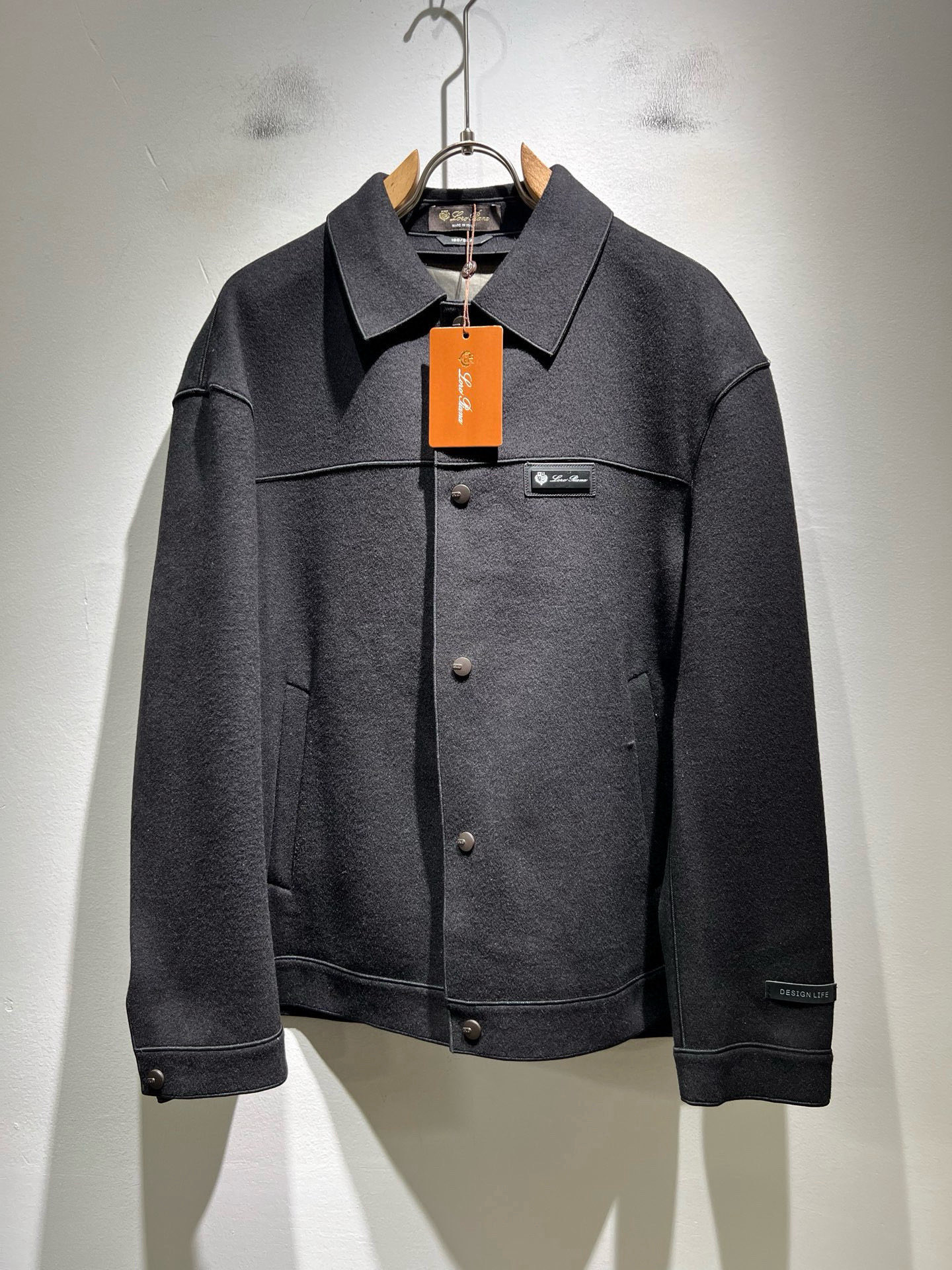 NO:682289,Loro Piana's new autumn and winter men's casual jackets, orders from foreign trade companies!  Made of woolen material supplied by customer, with logo leather hardware design on the chest!  One of the classic proprietary fabrics!  The texture is light, soft and delicate to the touch, but the shape is straight and stylish!  It adopts a multi-layer structure and is windproof. The pockets are decorated with details, which is the ultimate luxury... Perfect interpretation of high-quality appearance. Customized original hardware is provided!  Size M-4XL,,loro piana,jackets & coats,jackets & coats,19860909Loro Piana诺悠翩雅 秋冬新品男士休闲夹克外套,外贸公司订单！客供羊毛呢材质,胸前logo皮革五金设计！经典的专有织物之一！ 质地轻盈、触感又柔软细腻、但型态又笔挺有型！ 采用多层结构、具备防风性能. 口袋饰有细节、奢华极致… 完美演绎高品质品相.客供定制原版五金！尺码M-4XL,,loro piana,jackets & coats,jackets & coats,,Men's clothing