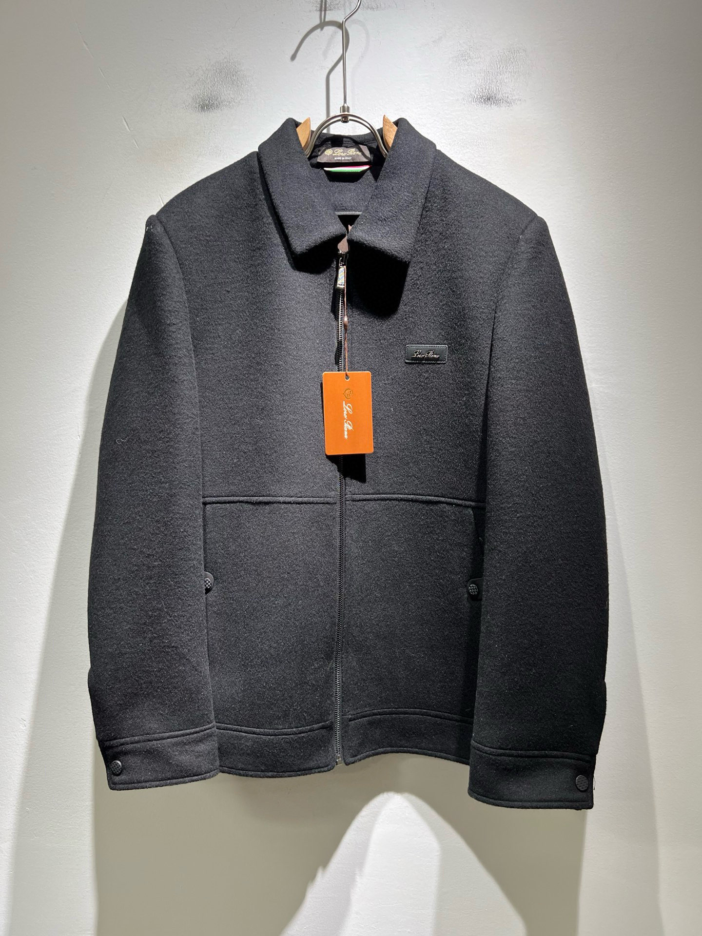 NO:682297,Loro Piana's new autumn and winter men's casual jackets, orders from foreign trade companies!  Made of woolen material supplied by customer, with logo leather design on the chest!  One of the classic proprietary fabrics!  The texture is light, soft and delicate to the touch, but the shape is straight and stylish!  It adopts a multi-layer structure and is windproof. The pockets are decorated with details, which is the ultimate luxury... Perfect interpretation of high-quality appearance. Customized original hardware is provided!  Size M-4XL,,loro piana,jackets & coats,jackets & coats,19860909Loro Piana诺悠翩雅 秋冬新品男士休闲夹克外套,外贸公司订单！客供羊毛呢材质,胸前logo皮革设计！经典的专有织物之一！ 质地轻盈、触感又柔软细腻、但型态又笔挺有型！ 采用多层结构、具备防风性能. 口袋饰有细节、奢华极致… 完美演绎高品质品相.客供定制原版五金！尺码M-4XL,,loro piana,jackets & coats,jackets & coats,,Men's clothing