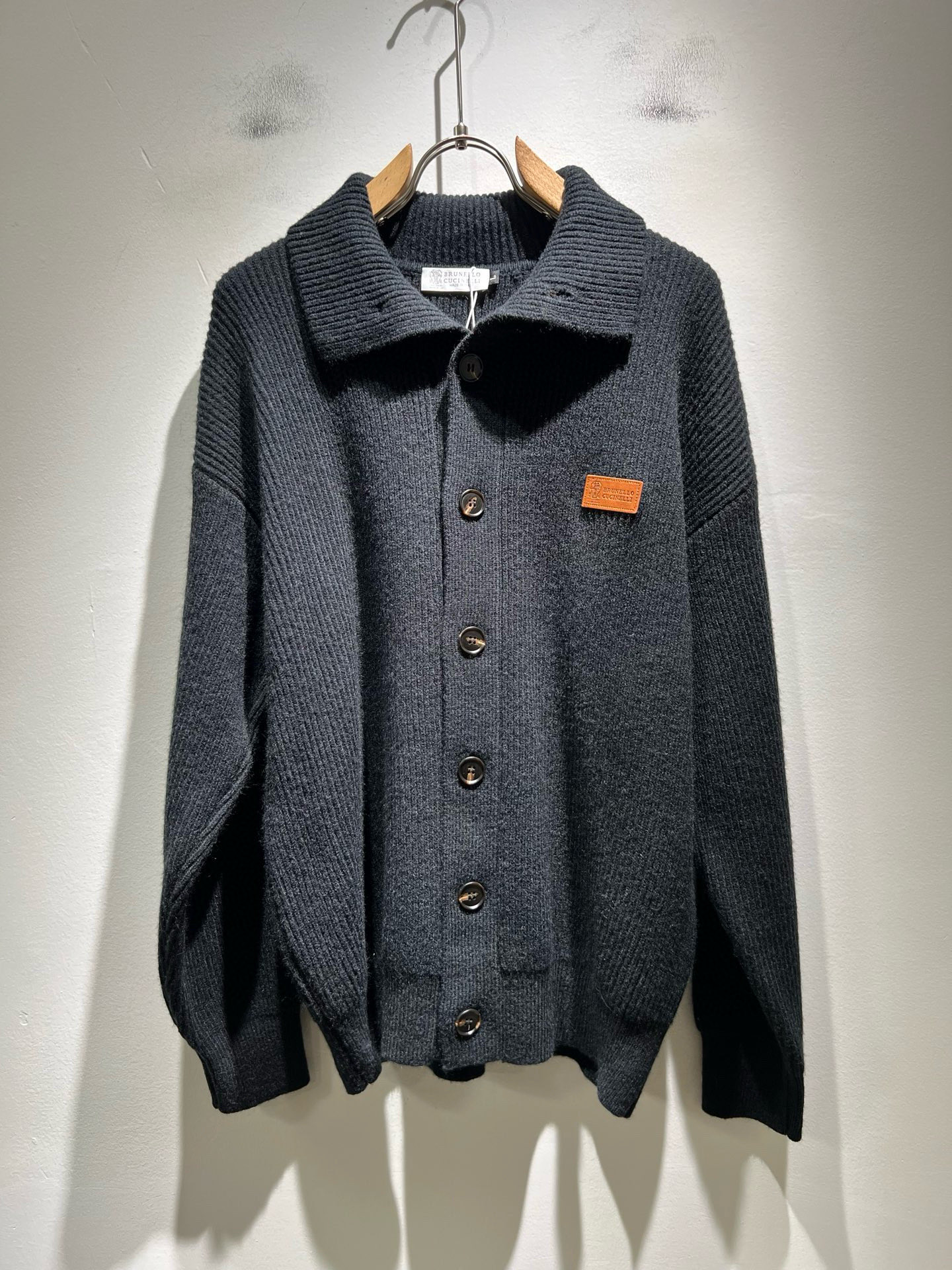 NO:682300,BC-Brunello Cucineli's new autumn and winter knitted wool cardigan, the latest fashion trend effect, fashionable new charm, elements and modern trendy high street style are integrated into the 'Tianguan work', a full-looking item. Knitted wool fabric is supplied to customers!  Logo leather pattern design on the chest!  It feels smooth and delicate, and the breathability and comfort are impeccable. The simple and stylish design comes from the latest fashion methods, highlighting the avant-garde unique personality. A must-have item for fashionistas that expresses the meticulous fashion atmosphere of the new season. Same style for men and women. Sizes M-4XL, brunello cucinelli,19860909BC-Brunello Cucineli 秋冬新款针织羊毛开衫,最新时尚潮流效果,时尚新韵味,元素及现代潮流的高街风格融合一起的“天官之作”,颜值十足的单品.客供针织羊毛面料！胸前logo皮革图案设计！手感顺滑细腻,着身的透气舒适感无可挑剔.简约时尚的版型设计来源于潮流时尚的最新手法,彰显前卫独特个性.时尚达人的必备单品表达全新季度一丝不苟的时尚气息.男女同款.尺码M-4XL,,brunello cucinelli,,Men's clothing