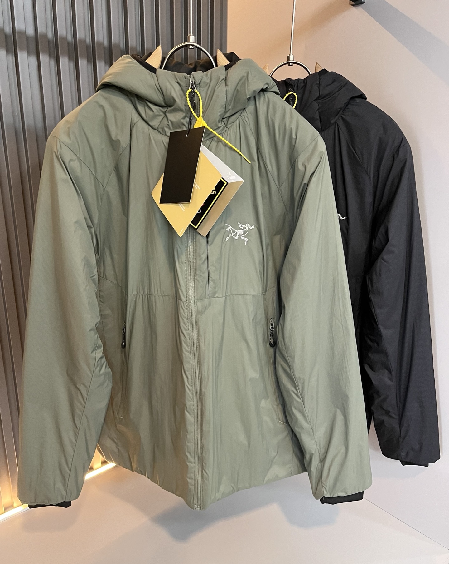 NO:683788,ARCTER *  In addition to its considerable attainments in style design, the most obvious or best thing is that it has deeper unique insights and attainments in fabrics. Through continuous structural research and problem solving, it is characterized by unique research on fabrics. These alone are enough to support it to become one of the leading new logo brand images in the clothing manufacturing industry. This model is made of quick-drying fabric!  Silk cotton filling design inside!  Through precision workmanship, the hand feels smooth and soft, and it has both natural beauty and comfort. The large body shape is simple and clean, and the fabric shows a different hazy structural beauty. It is exclusively customized by opening a mold. The fabric tests the skills of the workers and can be smooth and compliant without wrinkles!  Logo embroidery design on the chest!  It really tests the handicrafts of each master!  It makes the whole thing clean and neat, without leaving a trace of thread. Nowadays, the neutrality that is pursued in life is also more refined in life!  Size M-4XL,arc'teryx,jackets & coats,jackets & coats,19860909ARCTER*X始*祖鸟 2025秋冬新款男士棉服冲锋衣夹克外套,户外品牌可能大家第一想到的就是加拿大鹅、始祖鸟.给人一种标签试的感觉！除了在款式设计上颇有造诣之外,最明显或者说最为拿手的,应该就是在面料上的拥有更深独特见解跟造诣了.通过不断地结构研究和问题处理,在以面料独特研究为特征,仅凭这些就已经足以支撑其成为服装制造行业中,首屈可数的新标志品牌形象.此款采用速干面料材质！内里填充丝棉设计！通过精工手感细滑柔软,同时兼具自然美感跟舒适度.大身上版型裁剪简洁干净,面料上显现出了不一样朦胧的结构性美感来.独家开模定制而成,面料及其考验工人的技术,能做到平整服帖又不起皱！胸前logo图案刺绣设计！真的是很考验每位师傅的手工制作！使得整体干净利索,不留一丝线头.现在对于生活有所追求的中性也在生活中更为精致！尺码M-4XL,arc'teryx,jackets & coats,jackets & coats,,Men's clothing