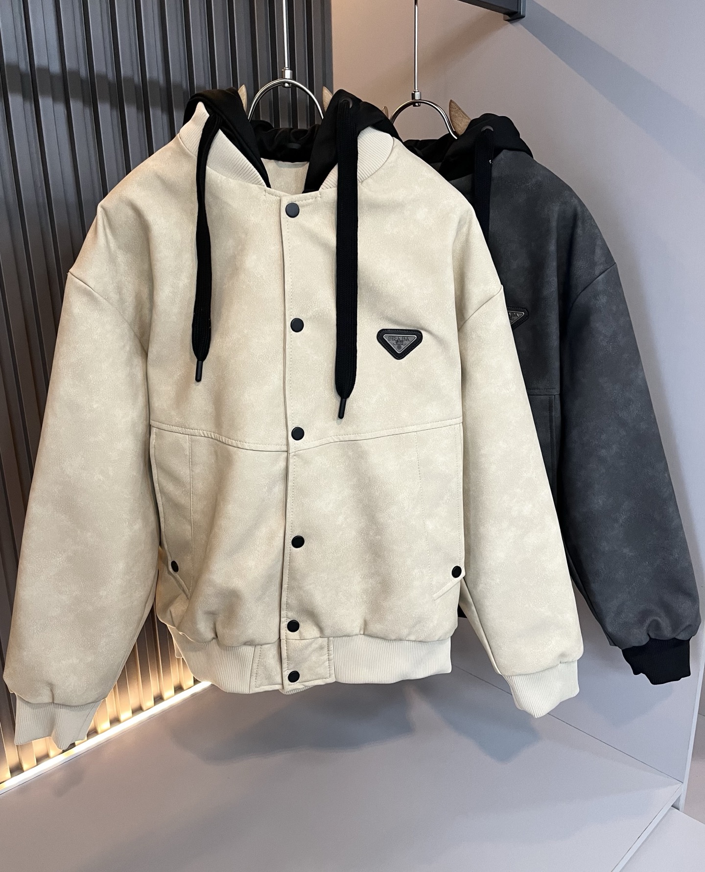 NO:683753,Prad*a 2025 Autumn and Winter Uniform Cotton Jackets for Men and Women, Ready-made Prad* fabric jackets, waterproof and warm jackets!  Prada has re-launched the classic Prada Linea Rossa into the market as an iteratively updated technology series that responds to the core content of the 21st century ideology. Obviously this is the flagship of the P family series, suitable for men and women of all ages and couples with youthful spirit!  I won’t go into too many details. They are all top-notch accessories. This model of Prada has everything a top-grade down jacket or jacket should have, or in other words, it will only be better!  !  Windproof zipper closure, chest hardware logo decoration, chest logo pattern badge design!  The outer layer of the counter is made of coated polyester fiber. It is leak-proof, waterproof and windproof. It is a holy product!  Nanotechnology fabric with high conductivity is good for body temperature regulation and is also waterproof nylon fabric, soft and comfortable, simple design suitable for any age group. Same style for men and women. Size: M-4XL,, prada, jackets & coats, jackets & coats, down jacket,19860909Prad*a 普*达2025秋冬男女同款棉服服外套,现货 Prad* 面料夹克 防水服保暖外套！Prada将经典Prada Linea Rossa再次推出市场,打造为迭代更新的科技系列,回应21世纪意识形态的核心内容. 很显然这是P家系列的扛鼎之作,适合于一切年轮的男女情侣款青春精神！ 细节方面我就不多讲了,全是顶配,一件顶级羽绒服或者一件夹克该有的,此款Prada都占全了,或者说,只会更好！！防风拉链开合 胸前五金logo装饰 ,胸前logo图案徽章设计！柜台外层采用涂层聚酯纤维制成.防漏绒防水防风,可谓圣品！高导电能力的纳米技术织物,有利于体温调节也是防水尼龙面料,软糯舒适,适宜任何年龄段的简单设计.男女同款.尺码: M-4XL,,prada,jackets & coats,jackets & coats,down jacket,,Men's clothing