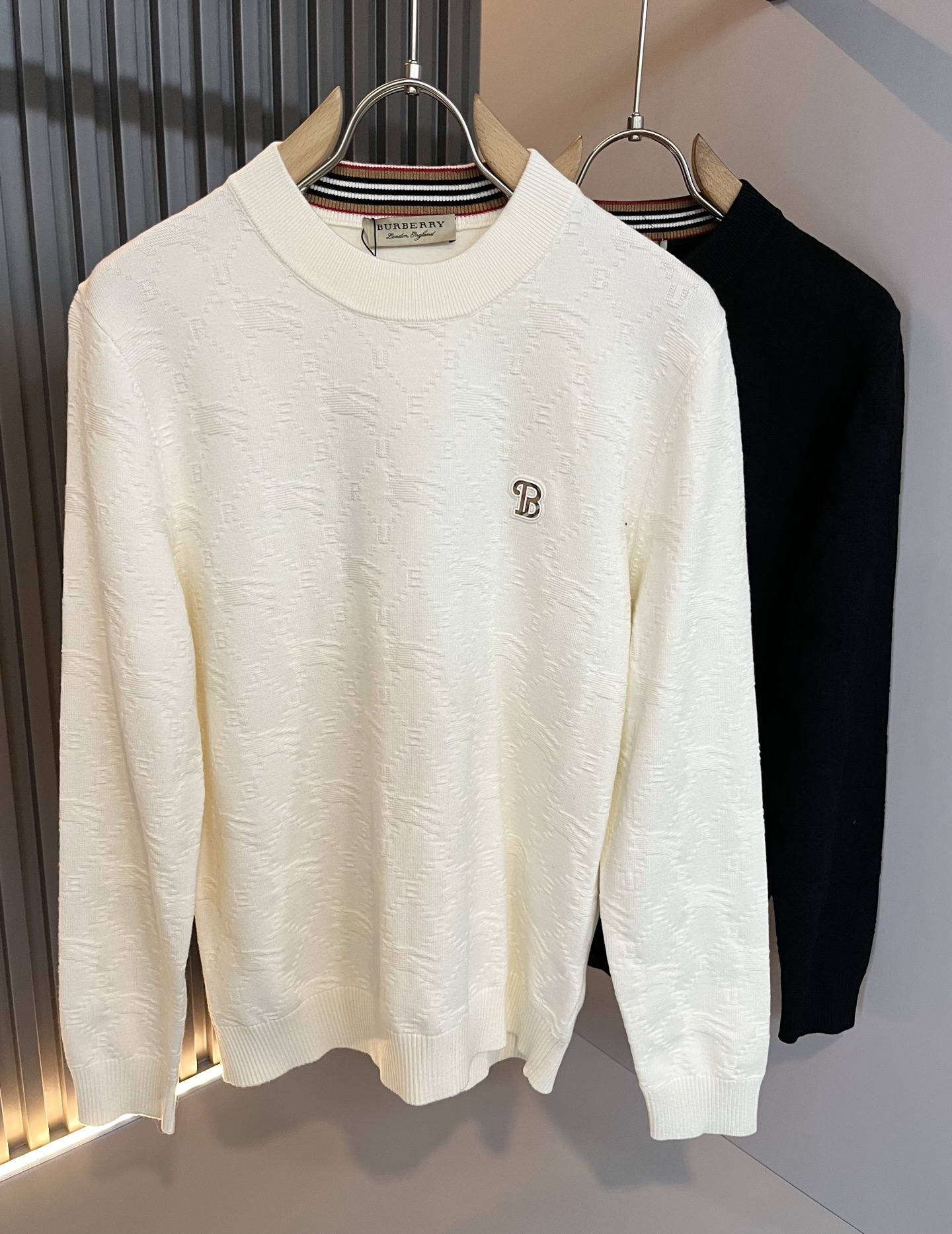 NO:683855,Bur*erry 2025 autumn and winter new men's knitted wool sweater, the brand's latest design elements!  It’s neither monotonous nor complicated, just the right amount to show off your taste!  Customized top-quality original wool fabrics for customers!  The unique luxury feel of the fabric presents a simple and elegant temperament!  Chest logo laminated design!  The matching design has the brand’s unique style charm!  Standard cut design!  Every detail is in sync with high-end fashion. Sizes M-3XL, burberry,19860909Bur*erry 巴*莉 2025秋冬新款男士针织羊毛衫,品牌最新设计元素！既不单调也不复杂,恰到好处的展现品味！客供定制羊毛顶级原版专属面料！面料独具的高奢感呈现简约优雅气质！胸前标识logo压胶设计！搭配设计极具品牌独特风格魅力！标准裁剪设计！每一处细节都是与高端时尚同步的体现.尺码M-3XL,,burberry,,Men's clothing