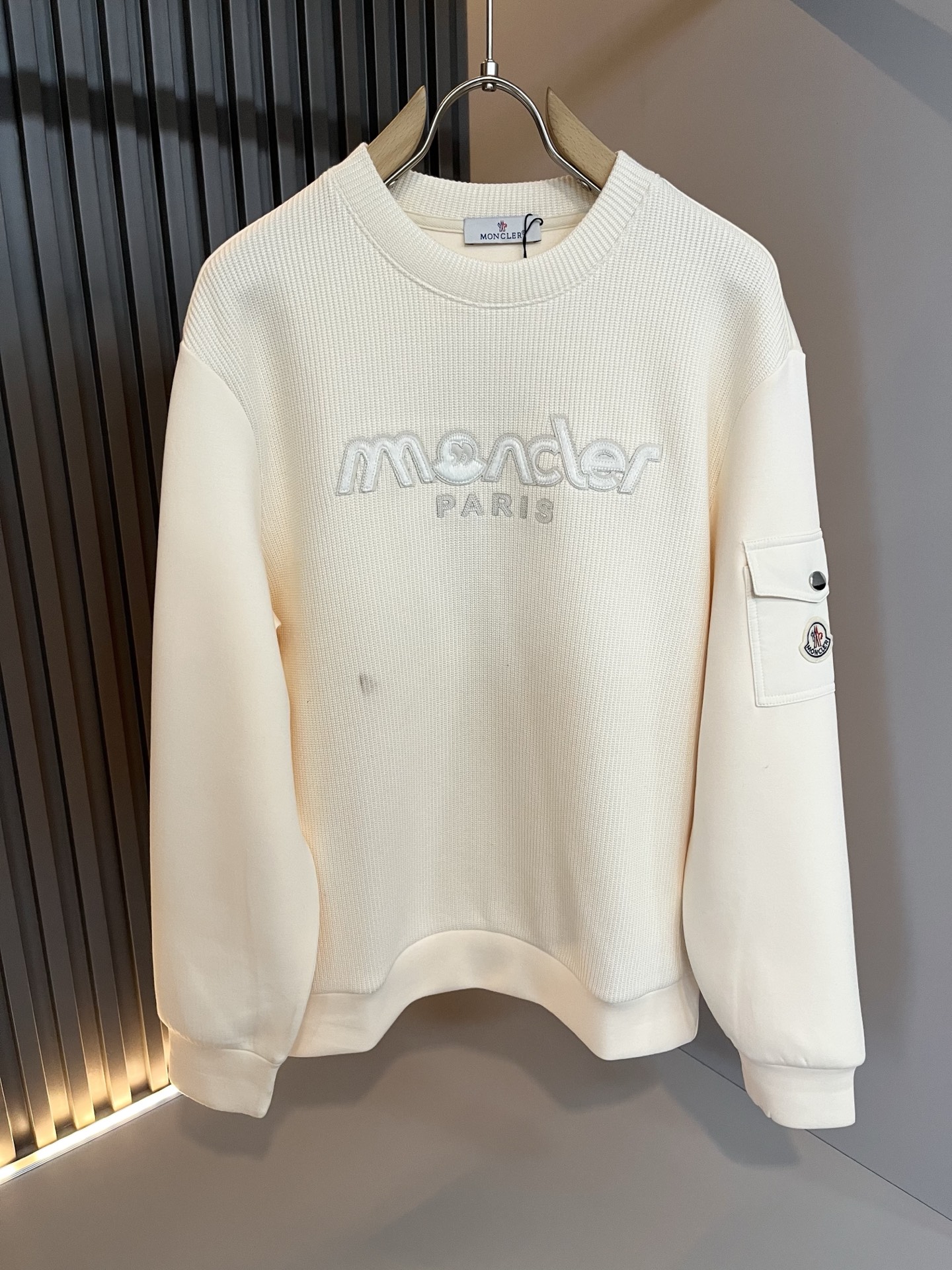 NO:685509,Moncl*r Men's and women's 2025 autumn and winter same style couple's latest trade order long-sleeved sweatshirt, all in good condition!  !  Internet celebrity model!  The craftsmanship is designed using pattern logo embroidery technology!  The upper body is comfortable and breathable, not stiff, and the overall body has a rich three-dimensional feel. It is a quality export order and is customized with exclusive pure cotton fabric tailoring to meet the simple needs of commuters. The upper body effect is very good, slimming, and not picky about the figure. The fabric workmanship... is impeccable. Only good craftsmanship and good fabrics can make you wear a good taste. It is a must-have item for everyone!  Size M-3XL,,hoodie,sweatshirts,19860909Moncl*r蒙*口2025秋冬男女同款情侣款最新的贸易订单长袖卫衣,全品相！！网红款！工艺采用图案logo刺绣工艺设计！上身舒适透气,不僵硬,整体有着丰富的立体感,品质出口订单,定制专属纯棉面料剪裁,满足通勤人们对于着装的简约需求,上身效果很好,显瘦,不挑剔身材.面料做工....无可挑剔,好工艺好面料才能穿出好品味一款,人手必备单品！尺码M-3XL,,hoodie,sweatshirts,,Men's clothing