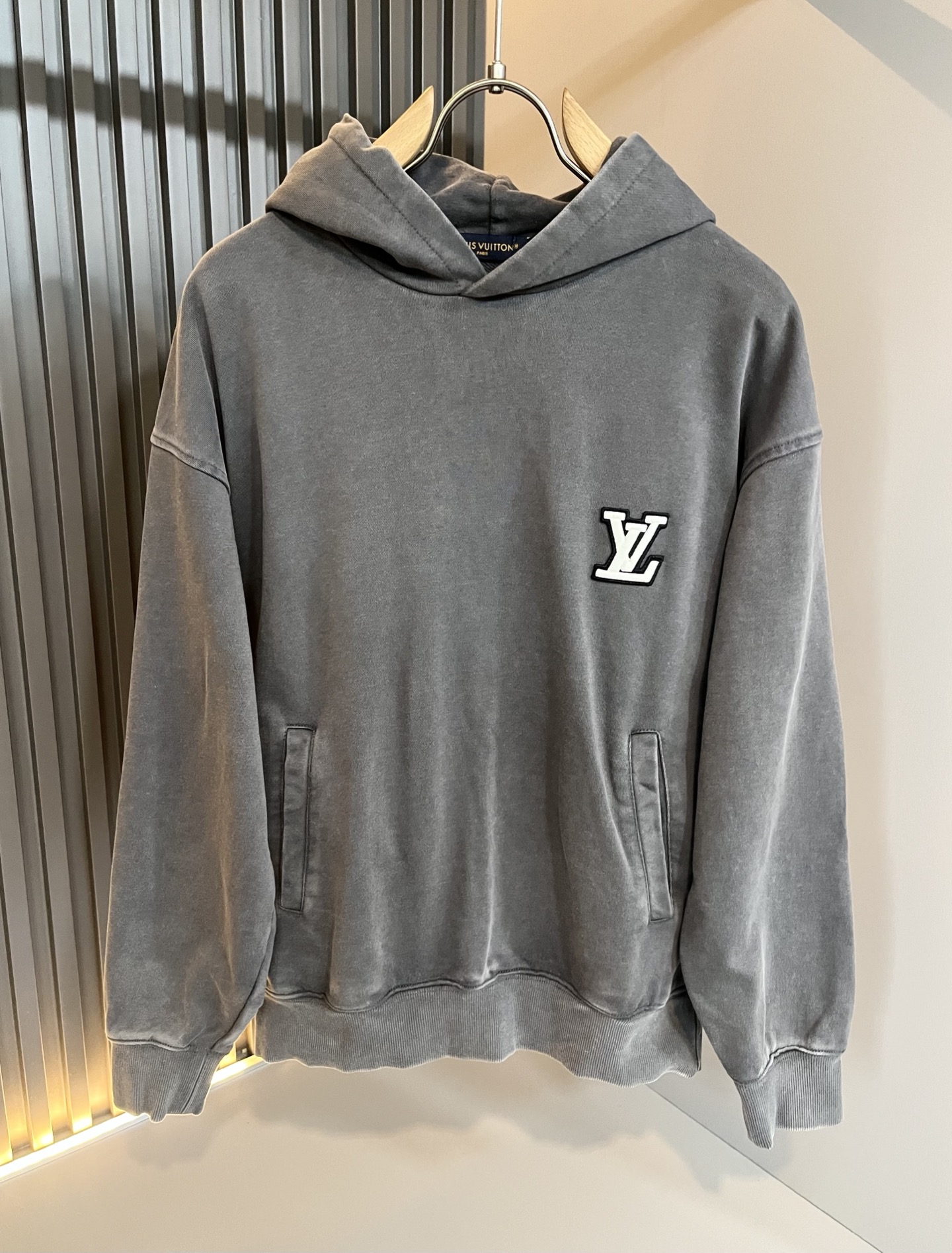 NO:683777,Louis Vuit*on 2025 autumn and winter new suits, light luxury casual suits, same decoration for men and women!  The new high-end of the Louis family, the details and quality are always so flawless, and the creative designs are endless. You are not a fashionista if you don’t buy a few pieces of Louis this autumn and winter. The body logo is embroidered with a logo pattern!  Interpreting the iconic elements of Louis, it is something that everyone loves. It is super soft and tough, and comes from world-class trade-level OEM channels. The quantity is extremely rare and sold out. Clean and neat. This is the Louis family's special skill and the latest craftsmanship of this season. The level of detail has reached the top, and the loose-cut version design is a must. It is a fusion of luxury and fashion!  Size M-4XL,,louis vuitton,louis vuitton,19860909Louis Vuit*on 路易家族 2025秋冬新款套装,轻奢休闲套装,男女同款装饰！路易家族的新高端,细节品质永远的那么完美无瑕,创意设计层出不穷.今年秋冬季节没有入手几件路易你算不上时尚达人.衣身标识logo图案刺绣设计！诠释路易的标志性元素,实属人见人爱的东西.超级柔软且具有韧性,来自世界级贸易级别的代工厂渠道,数量极其稀少售完无补.干净俐落.这是路易家族的看家绝活也是本季度的最新工艺.细致化程度已经达到顶端了,宽松剪裁的版型设计堪称一绝.属于奢华与时尚的融合！尺码M-4XL,,louis vuitton,louis vuitton,,Men's clothing