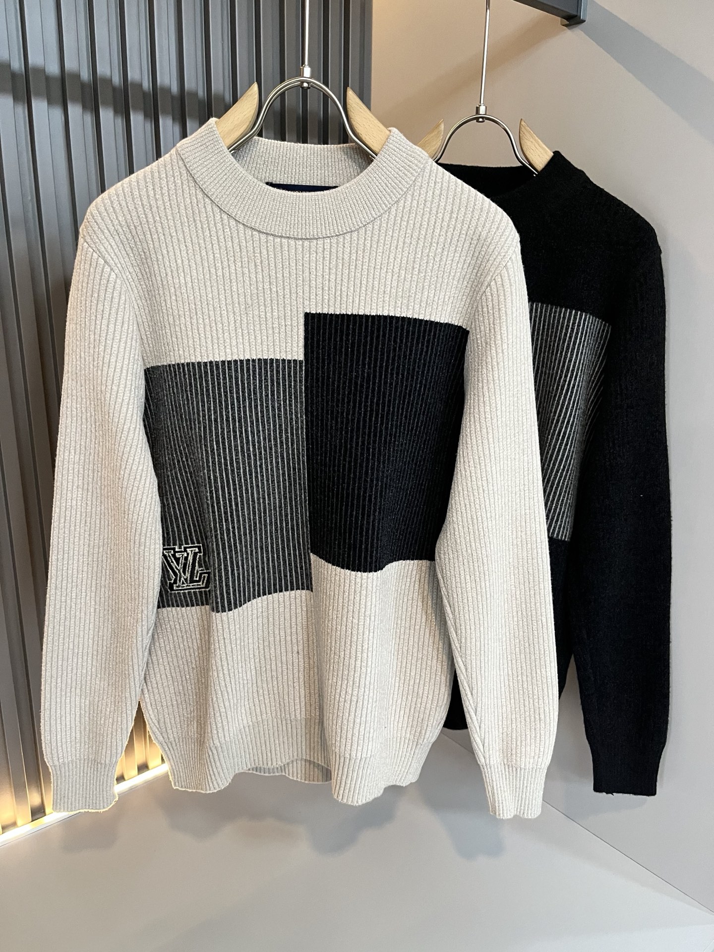 NO:683775,Louis Vuit*on 2025 autumn and winter Louis family light luxury knitted woolen sweater!  Same decoration for men and women!  The new high-end of the Louis family, the details and quality are always so perfect, and the creative designs are endless. You are not a fashionista if you don’t buy a few pieces of Louis this autumn and winter. Embroidered logo pattern design on the hem!  It is something that everyone loves. Made of top-quality wool blend, it is super soft and tough, and has excellent breathability. It comes from world-class trading OEM channels, and the quantity is extremely rare and sold out. It is a presbyopic item that is released every year by 'Donkey Brand'.  The body logo presents an unusual texture, clean and neat. This is the Louis family's unique skill and the latest craftsmanship of this season. The level of detail has reached the top, and the slim and three-dimensional tailoring is a unique design. It is a fusion of luxury and fashion!  Size M-4XL,,louis vuitton,louis vuitton,louis vuitton,19860909Louis Vuit*on 2025秋冬路易家族轻奢针织羊毛衫！男女同款装饰！ 路易家族的新高端,细节品质永远的那么完美无瑕,创意设计层出不穷.今年秋冬季节没有入手几件路易你算不上时尚达人.下摆刺绣logo图案设计！实属人见人爱的东西.顶级羊毛混纺打造,超级柔软且具有韧性,透气感也是绝佳.来自世界级贸易级别的代工厂渠道,数量极其稀少售完无补.“驴牌”每年都会出的老花单品,立体Logo呈现不一般的质感,干净俐落.这是路易家族的看家绝活也是本季度的最新工艺.细致化程度已经达到顶端了,修身立体剪裁的版型设计堪称一绝.属于奢华与时尚的融合！尺码M-4XL,,louis vuitton,louis vuitton,louis vuitton,,Men's clothing