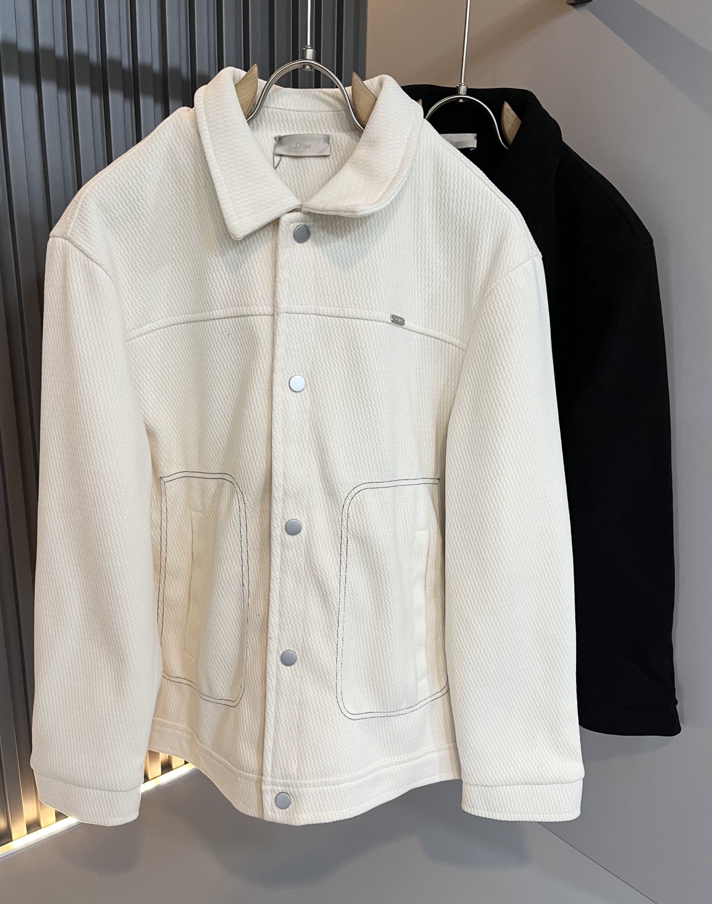 NO:683769,Dio*r's 2025 autumn and winter new casual jackets and jackets for men and women are rarely available through trading company channels, and are sold simultaneously on the official website. The high-quality goods that men and women are most looking forward to are coming, allowing you to feel what true luxury has connotation! This style is made of D family's special pure cotton fabric, full of brand style!  The surface is clean, smooth and shiny, and the texture is clearly visible through the screen. It is your most enjoyable wearing experience! It perfectly enhances the overall sense of luxury and you can get the high-end luxury atmosphere at a glance! The basic and conventional jacket cut, the upper body is versatile, simple and not picky, and can easily cope with various occasions and environments. It is undoubtedly a must-have product for daily commuting! Sizes M～4XL,, dior, dior, jackets & coats, jackets & coats,19860909Dio*r迪*奥2025秋冬新品男女同款休闲夹克外套,贸易公司渠道稀出,同步官网发售,男神女神最为期待的精品狠货重磅来袭,让你感受到什么叫真正的高奢有内涵!此款选用D家专用纯棉面料制成,满满的品牌风格！表面整洁光滑且富有光泽,质感透过屏幕都显而易 见,你最为享受的穿着体验! 完美提升了整体的奢华档次感,一眼就能Get到的高端奢华气息!基础常规的夹克版型裁剪,上身百搭简约不挑人,轻松应对各种场合与环境,属于日常通勤必备的臻品无疑!尺码M～4XL,,dior,dior,jackets & coats,jackets & coats,,Men's clothing