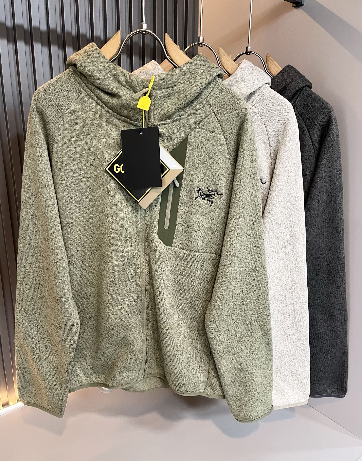 NO:683759,ARCTER *  In addition to its considerable attainments in style design, the most obvious or most proficient thing is that it has deeper unique insights and attainments in fabrics. Through continuous structural research and problem solving, it is characterized by unique research on fabrics. These alone are enough to support it to become one of the leading new logo brand images in the clothing manufacturing industry. This knitted cotton fabric design!  Through precision workmanship, the hand feels smooth and soft, and it has both natural beauty and comfort. The large body shape is simple and clean, and the fabric shows a different hazy structural beauty. It is exclusively customized by opening a mold. The fabric tests the skills of the workers and can be smooth and compliant without wrinkles!  Logo embroidery design on the chest!  It really tests the handicrafts of each master!  It makes the whole thing clean and neat, without leaving a trace of thread. Nowadays, the neutrality that is pursued in life is also more refined in life!  Size M-2XL,arc'teryx,hoodie,sweatshirts,19860909ARCTER*X始*祖鸟 2025秋冬新款男士卫衣,户外品牌可能大家第一想到的就是加拿大鹅、始祖鸟.给人一种标签试的感觉！除了在款式设计上颇有造诣之外,最明显或者说最为拿手的,应该就是在面料上的拥有更深独特见解跟造诣了.通过不断地结构研究和问题处理,在以面料独特研究为特征,仅凭这些就已经足以支撑其成为服装制造行业中,首屈可数的新标志品牌形象.此款针织棉面料设计！通过精工手感细滑柔软,同时兼具自然美感跟舒适度.大身上版型裁剪简洁干净,面料上显现出了不一样朦胧的结构性美感来.独家开模定制而成,面料及其考验工人的技术,能做到平整服帖又不起皱！胸前logo图案刺绣设计！真的是很考验每位师傅的手工制作！使得整体干净利索,不留一丝线头.现在对于生活有所追求的中性也在生活中更为精致！尺码M-2XL,arc'teryx,hoodie,sweatshirts,,Men's clothing