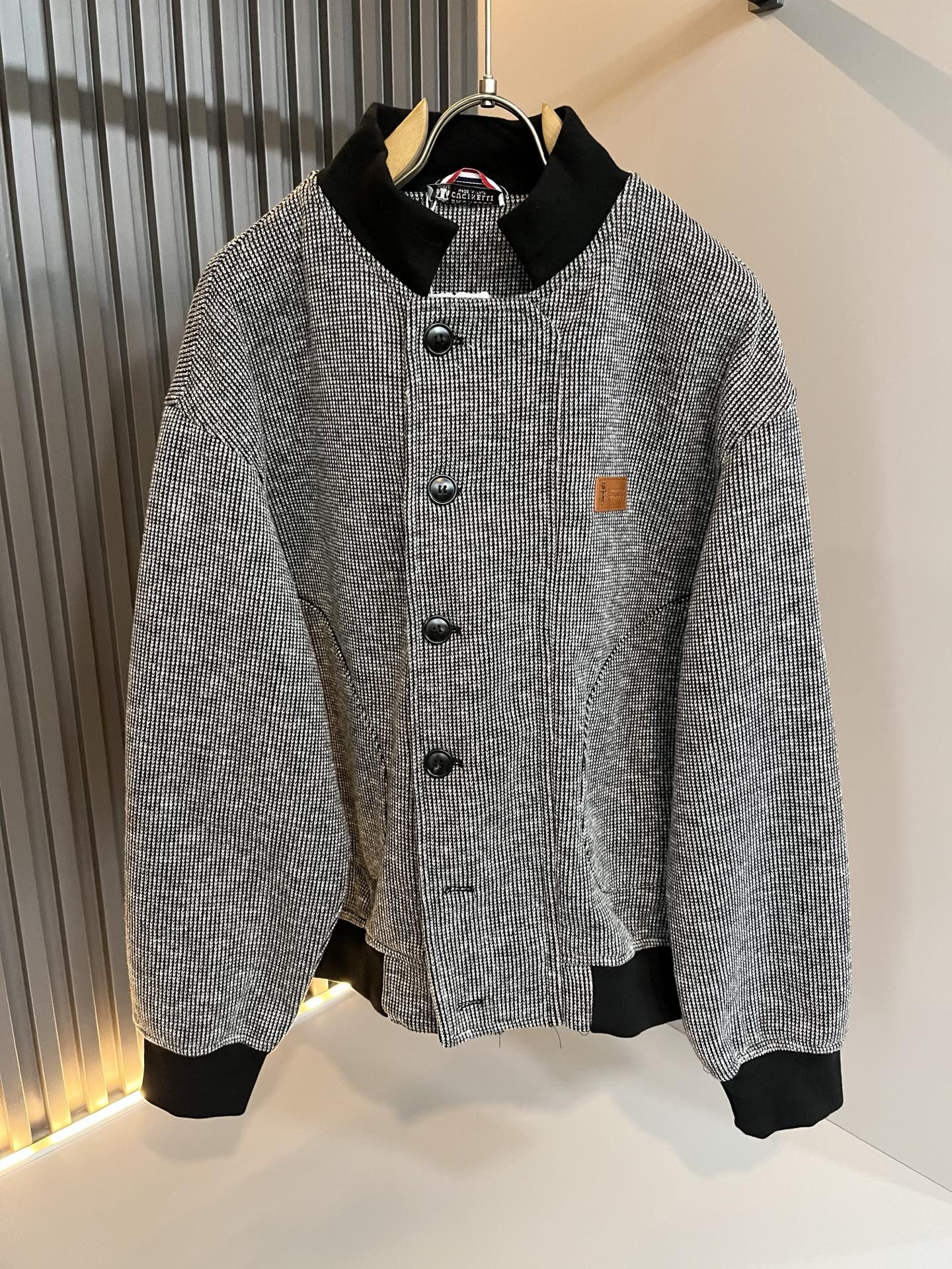 NO:683785,BC-Brunello Cucineli 2025 new autumn and winter men's jacket, a fashionable and versatile item that many celebrities love to wear!  Leather logo design on the body!  The LOGO hardware zipper is super nice. Friends who like classic simplicity must not miss this one!  The calm and elegant brand style has always been favored by the upper class! It is also the best choice for fashion items!  The upper body is so handsome, highly recommended!  !  !  The biggest attraction of this piece is not only the added value of the brand itself, but also the high cost-effectiveness of the material!  Customized original exclusive material design!  Make sure that the pattern is crisp, concise and not complicated, and it is very attractive!  Size M-4XL,,brunello cucinelli,jackets & coats,jackets & coats,19860909BC-Brunello Cucineli 2025秋冬新款男士夹克外套,众多明星都爱穿的时尚百搭单品！衣身皮革logo设计！LOGO五金拉链超级好看,喜欢经典简约的朋友,一定不能错过了这款！沉稳大气的品牌风格一直以来备受上层人士的青睐!也是时尚单品的不二之选！ 上身帅到爆了,强烈推荐！！！这件最大的吸引力除了他本身的品牌附加值,更加肯定的材质上都有很高的性价比！ 定制原版专属材质设计！确保版型的挺括,精简不繁,很是耐看！码数M-4XL,,brunello cucinelli,jackets & coats,jackets & coats,,Men's clothing