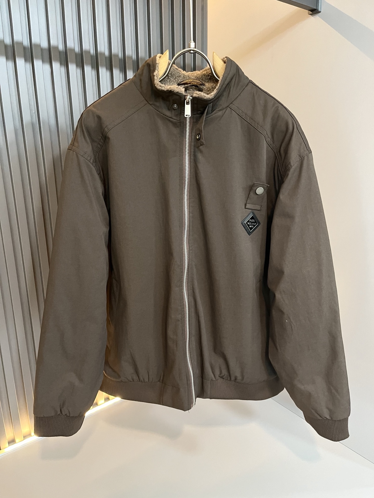 NO:685516,Louis Vuit*on 2025 autumn and winter new light luxury men's and women's imitation lambskin jacket, the new high-end of the Louis family, the details and quality are always so flawless, and the heavy-duty wash design!  Creative design of leather logo pattern on the chest!  You can’t be considered a fashionista if you haven’t bought a few pieces of Louis this spring. It interprets Louis’ iconic elements and is something that everyone loves. It is super soft and tough, and has excellent breathability. It comes from world-class trade-level OEM channels, and the quantity is extremely rare and sold out. Clean and neat. This is the Louis family’s specialty and the latest craftsmanship of this season. The level of detail has reached the top, and the loose three-dimensional tailoring design is a must-have. It is a fusion of luxury and fashion!  Size M-4XL,,louis vuitton,louis vuitton,jackets & coats,jackets & coats,19860909Louis Vuit*on 路易*登 2025秋冬新款轻奢男女同款仿羊羔毛夹克外套,路易家族的新高端,细节品质永远的那么完美无瑕,重工洗水设计！胸前皮革logo图案创意设计！今年春季节没有入手几件路易你算不上时尚达人.诠释路易的标志性元素,实属人见人爱的东西.超级柔软且具有韧性,透气感也是绝佳.来自世界级贸易级别的代工厂渠道,数量极其稀少售完无补.干净俐落.这是路易家族的看家绝活也是本季度的最新工艺.细致化程度已经达到顶端了,宽松立体剪裁的版型设计堪称一绝.属于奢华与时尚的融合！尺码M-4XL,,louis vuitton,louis vuitton,jackets & coats,jackets & coats,,Men's clothing