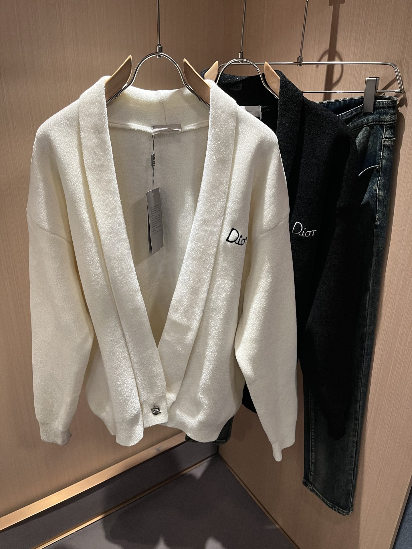 NO:683848,Dio*Dijia's new 2025 autumn and winter knitted wool cardigans for men and women are on sale simultaneously at counters!  Customized exclusive wool fabric, easy to match, extremely high-grade, perfectly integrated into fashion and style, a top-notch fashionable style that is perfect for outer wear!  The whole thing gives people a natural feeling!  The ultimate classic uses the latest three-dimensional chest letter logo element embroidery design!  The ultimate heavy work, the ultimate perfection!  Fans who pursue high quality should rush to buy it by themselves, and we sincerely invite all fans who know the goods to appreciate this model together!  !  Size M-3XL,,dior,dior,19860909Dio*迪家 2025秋冬新款男女同款针织羊毛开衫,专柜同步发售！定制专属羊毛面料,从容百搭,档次极高,完美融入时尚还有风情感一款完美符合外穿的顶尖时髦气质款！整体给人浑然天成的感觉！极致经典采用最新立体胸前字母logo元素刺绣设计！极致的重工极致的完美！追求高品质的粉丝们请自行抢购,诚邀所有识货的粉丝一同鉴赏此款！！尺码M-3XL,,dior,dior,,Men's clothing