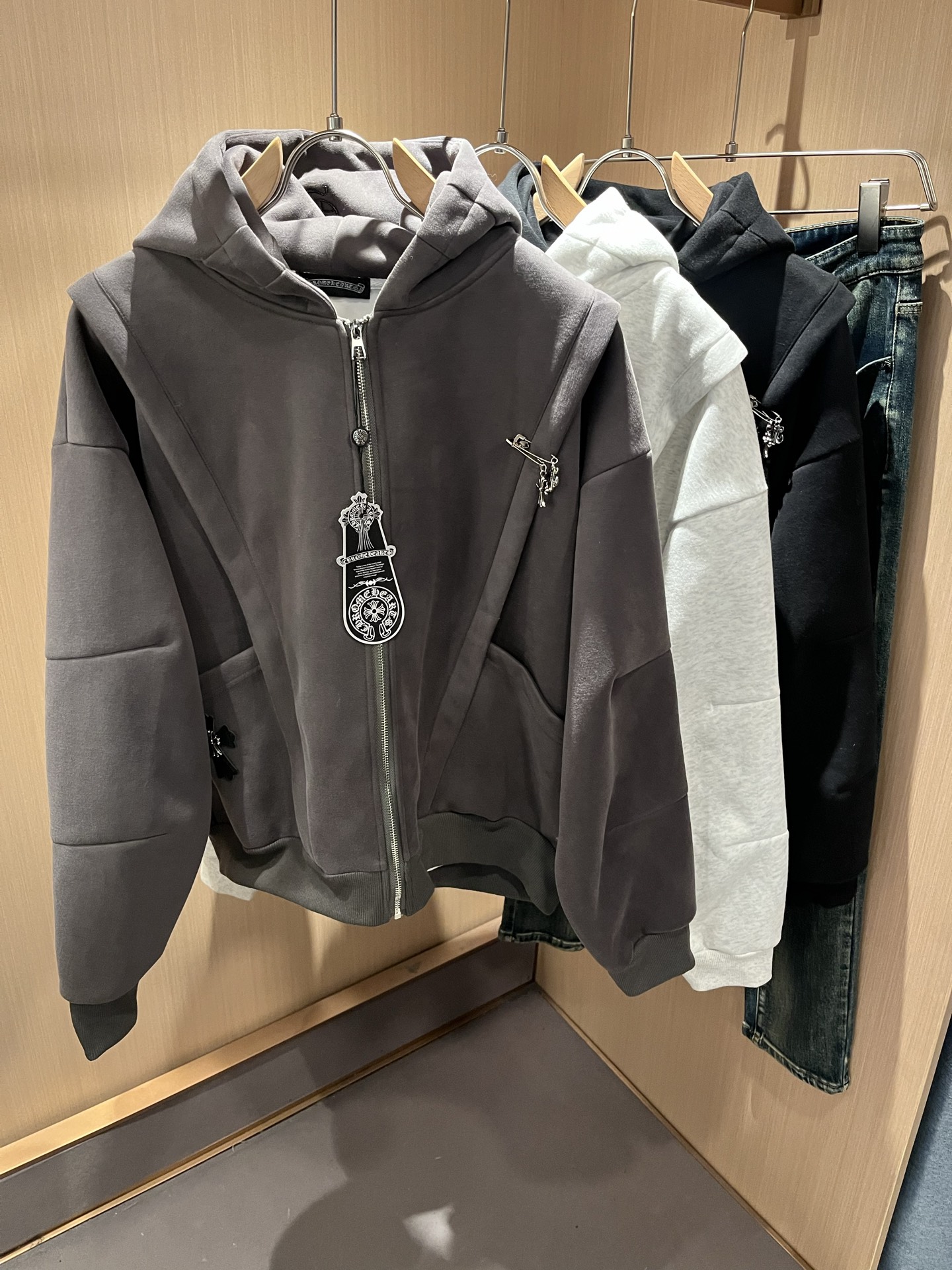 NO:683771,Chrome hear*s gram*heart 2025 new autumn and winter sweatshirts for men and women!  The same style for men and women, a high street jacket that you recognize from the bottom of your heart, and as time goes by, it becomes more rare. The king of trendy high street is the trendy brand chrome hear*s. To be honest, wearing chrome hear*s is very trendy. If you also match it with a jacket, it will be trendy. It is trendy and popular on the street. The hardware logo design on the chest!  The feel is amazing, this kind of comfort can be said to be heaven on earth when worn on the body. The upper body is really not picky, the casual and chic taste is very enough, which enhances the sense of fashion and appearance, and this version is particularly easy to match with various types of pants. It is recognizable, has sufficient toughness, is not easy to wear, and the details and craftsmanship are in place. Sizes M-3XL, chrome hearts, chrome hearts, hoodie, sweatshirts, jackets & coats, jackets & coats,19860909Chrome hear*s克*心 2025秋冬新款男女同款卫衣！男女同款一款让你从心底认可的高街夹克外套,并且经过时间的推移而让你更加珍稀,潮流的高街之王,那就是潮牌chrome hear*s克*心,穿克罗心的实话讲很潮了,如果连夹克也一起搭配,那就是潮爆了,潮爆街头没话说.胸前五金logo设计！手感一绝,这种舒适感穿在身上,可以说是人间天堂了.上身真心不挑人,休闲潇洒的味道特别足,提升时尚感和颜值,并且这样的版型特别好搭配各种类型的裤子,辨识度就在哪里,韧性足,不易磨损,细节工艺非常到位.尺码M-3XL,,chrome hearts,chrome hearts,hoodie,sweatshirts,jackets & coats,jackets & coats,,Men's clothing