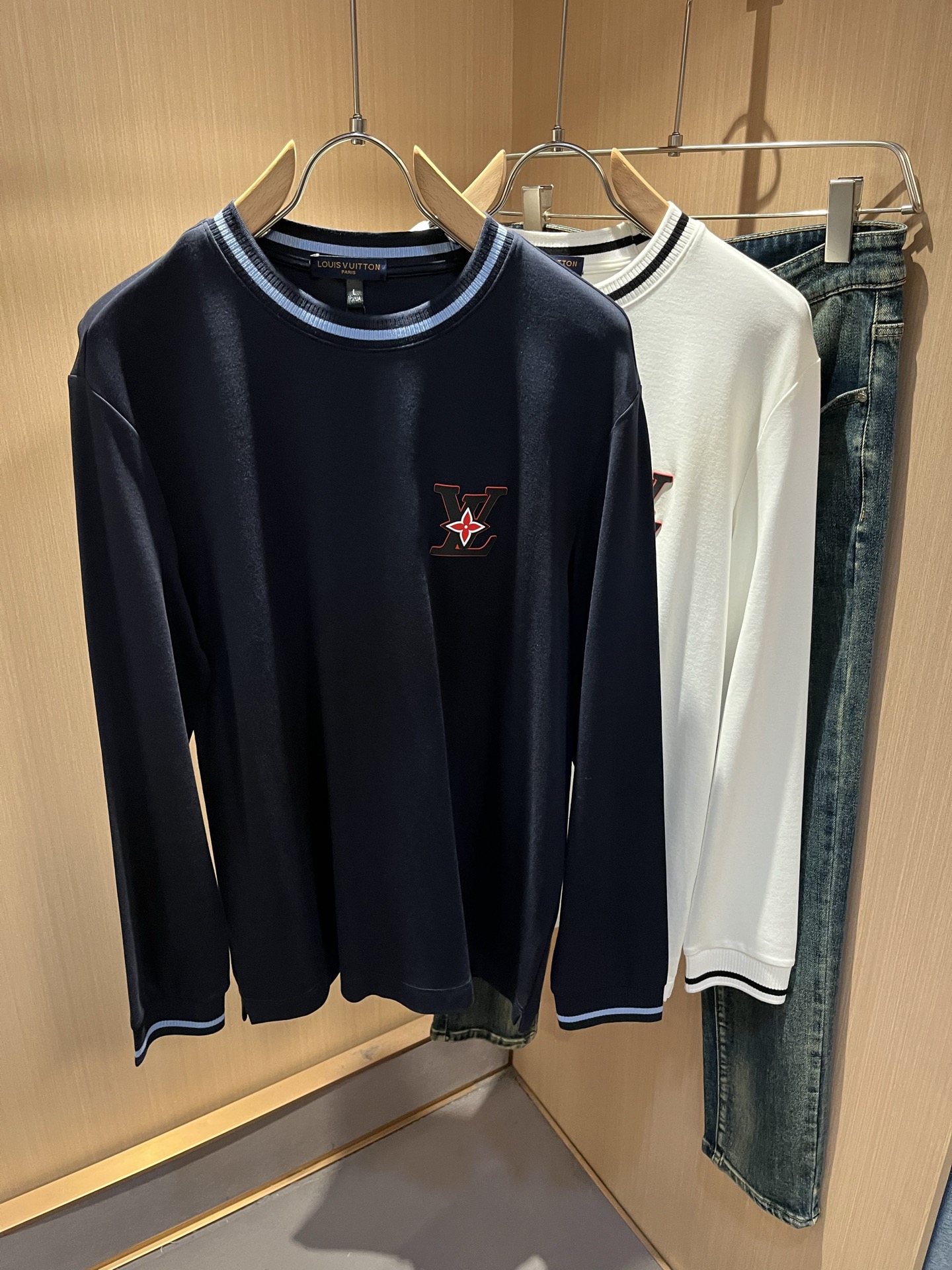 NO:683844,LouisVuitt* Louis*den 2025 new autumn and winter men's long-sleeved bottoming shirt, very fashionable and avant-garde logo badge decoration!  It is different from the past and declares the design concept that the brand has inherited for many years!  Its eye-catching appeal is no less than any classic style, perfectly presenting the sense of fashion, high-end and luxury to the world!  Made from carefully selected high-quality pure cotton fabrics, it feels soft, waxy, and delicate against the skin. The actual product will definitely exceed your imagination, and it will be used to the extreme!  Size M-3XL,,louis vuitton,louis vuitton,19860909LouisVuitt*路易*登 2025秋冬新款男士长袖打底衫,非常时髦前卫logo徽章修饰！区别于以往的不同,宣示品牌传承多年的设计理念！其吸睛度完全不亚于任何经典款式,将时髦高级感与奢华感完美呈现在世人眼前！精选优质纯棉面料,触感软糯亲肤细腻,实物到手绝对超乎你的想象,发挥到了极致！尺码M-3XL,,louis vuitton,louis vuitton,,Men's clothing