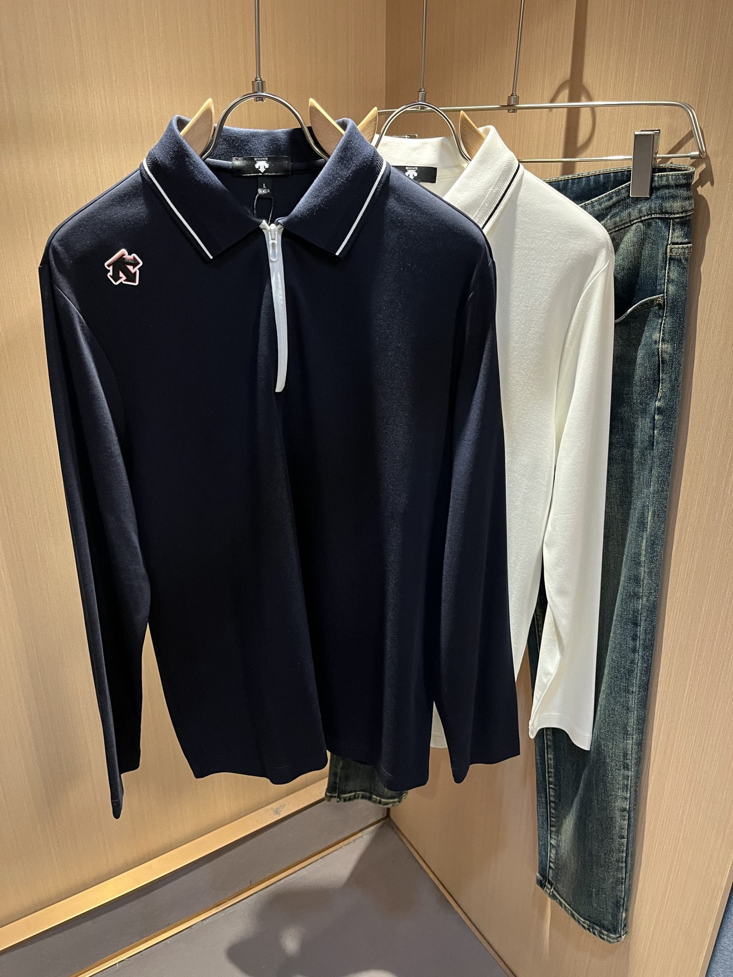 NO:683843,DESCENTE, the new long-sleeved Polo shirt for autumn and winter 2025, is a professional sports brand that has been in glory since 1935. For more than 80 years, it has always adhered to the spirit of 'Design That Moves' to drive sports with design, integrating innovative technology with design aesthetics, and creating high-quality sports equipment in many professional fields such as skiing, golf, and triathlon!  The latest design elements of the brand!  It’s neither monotonous nor complicated, just the right amount to show off your taste!  Shoulder logo laminated design!  Comfortable, sweat-absorbent and breathable are not a problem at all. The unique luxury feel of the fabric presents a simple and elegant temperament!  Full three-dimensional! Standard cutting design!  Every detail is in sync with high-end fashion. Size: M-3XL,,19860909迪桑特DESCENTE,2025秋冬新款长袖Polo衫,自1935年荣耀至今的专业运动品牌.80余年来,始终坚持“Design That Moves” 以设计驱动运动的精神,将创新科技与设计美学相融合,在滑雪、高尔夫、铁人三项等多个专业领域,打造高品质的运动装备！品牌最新设计元素！既不单调也不复杂,恰到好处的展现品味！肩膀logo压胶设计！舒适吸汗透气根本不在话下,面料独具的高奢感呈现简约优雅气质！饱满立体!标准裁剪设计！每一处细节都是与高端时尚同步的体现.尺码:M-3XL,,,Men's clothing