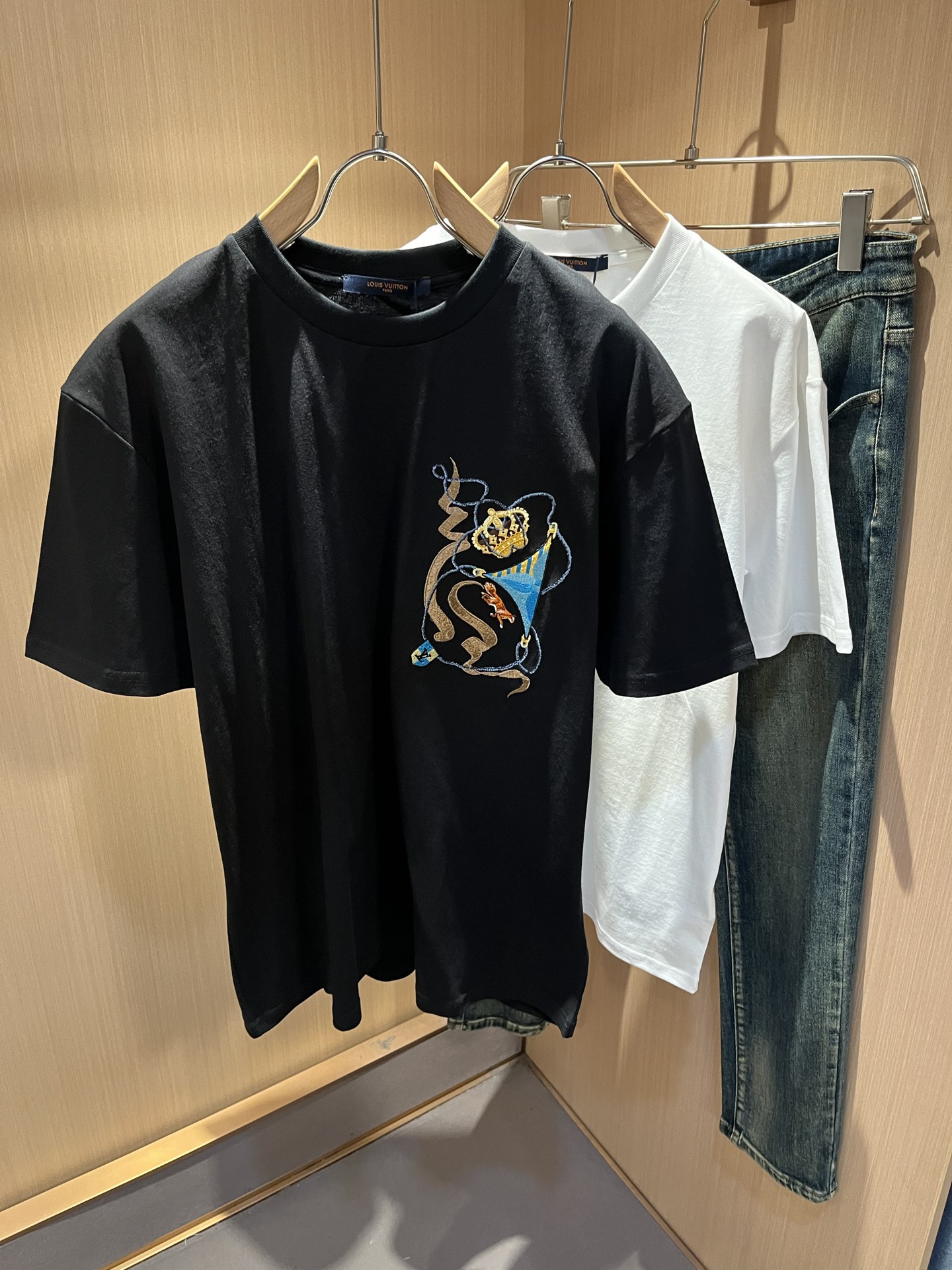 NO:683761,LouisVuitt* Louis*den's new 2026 spring and summer series of items are online. It is a very fashionable and avant-garde short-sleeved T-shirt for men and women, with logo embroidery and decoration!  It is different from the past and declares the design concept of brand inheritance!  Its eye-catching appeal is no less than any classic style, perfectly presenting the sense of fashion, high-end and luxury to the world!  It is made of 260 grams of imported 100% cotton material. It is made of high-quality pure cotton fabrics. It feels soft and skin-friendly. It will definitely exceed your imagination when you get it. It is extremely comfortable and breathable. Even if you sweat profusely, you will not feel greasy or stuffy. It maximizes sweat wicking and moisture absorption!  Size S-XL,,louis vuitton,louis vuitton,T-shirt,tees,t-shirt,19860909LouisVuitt*路易*登 2026春夏全新系列单品上线,非常时髦前卫的一款男女同款短袖T恤,标识logo图案刺绣修饰！区别于以往的不同,宣示品牌传承的设计理念！其吸睛度完全不亚于任何经典款式,将时髦高级感与奢华感完美呈现在世人眼前！客供进口260克全棉材质制成,精选优质纯棉面料,触感软糯亲肤细腻,实物到手绝对超乎你的想象,贴身无比舒适透气,即便是汗流浃背也不会有腻身及闷热感可言,将排汗吸湿性发挥到了极致！尺码S-XL,,louis vuitton,louis vuitton,T-shirt,tees，t-shirt,,Men's clothing