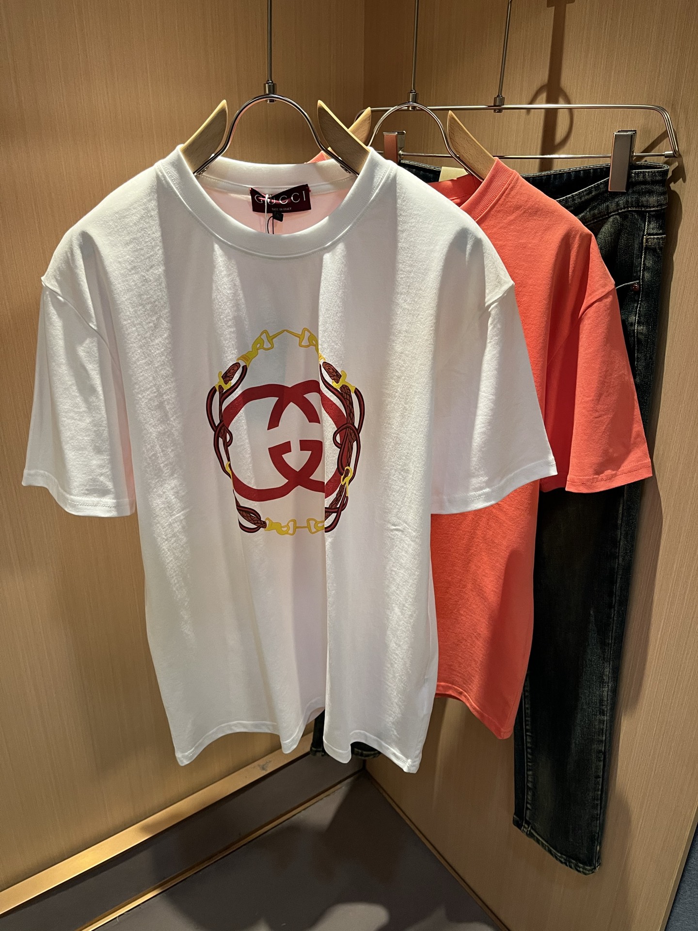 NO:683752,Gucc*Gujia 2026 spring and summer new casual loose cotton round neck short-sleeved T-shirt for gay couples!  Trading company channels are rare and available on the official website simultaneously!  The latest 2025 spring and summer series, classic fashion design elements, inject full vitality into the new series. This T-shirt is made of carefully selected imported cotton fabrics supplied by customers. The fabric feels skin-friendly, soft and delicate, and the body has a laminated logo design!  It has an extremely comfortable and breathable wearing experience. The whole piece is very eye-catching and fashionable, and is deeply loved by young people today!  Basic loose round neck cut, unisex style regardless of age and gender, suitable for matching all styles and looks you need in daily life!  It is recommended to wear couple outfits when going out on the street, it will be more eye-catching!  Size S-XL,,gucci,gucci,T-shirt,tees,t-shirt,19860909Gucc*古家 2026春夏新款男女同情侣款休闲宽松棉质圆领短袖T恤衫！贸易公司渠道稀出,同步官网发售 ！ 2025春夏最新系列,经典时尚设计元素,为全新系列注入满满活力,这款T恤衫用心甄选客供进口棉面料制成,面料手感亲肤柔软细腻,衣身logo压胶设计！拥有着无比舒适透气性的穿着体验,整件单品极具吸睛度与时尚感,深受当下年轻人的喜爱！基础宽松的圆领版型裁剪,不分年龄与性别的中性款式,适合搭配你日常所需的所有风格与造型！建议搭配情侣装出街会更为养眼出色！尺码S-XL,,gucci,gucci,T-shirt,tees，t-shirt,,Men's clothing