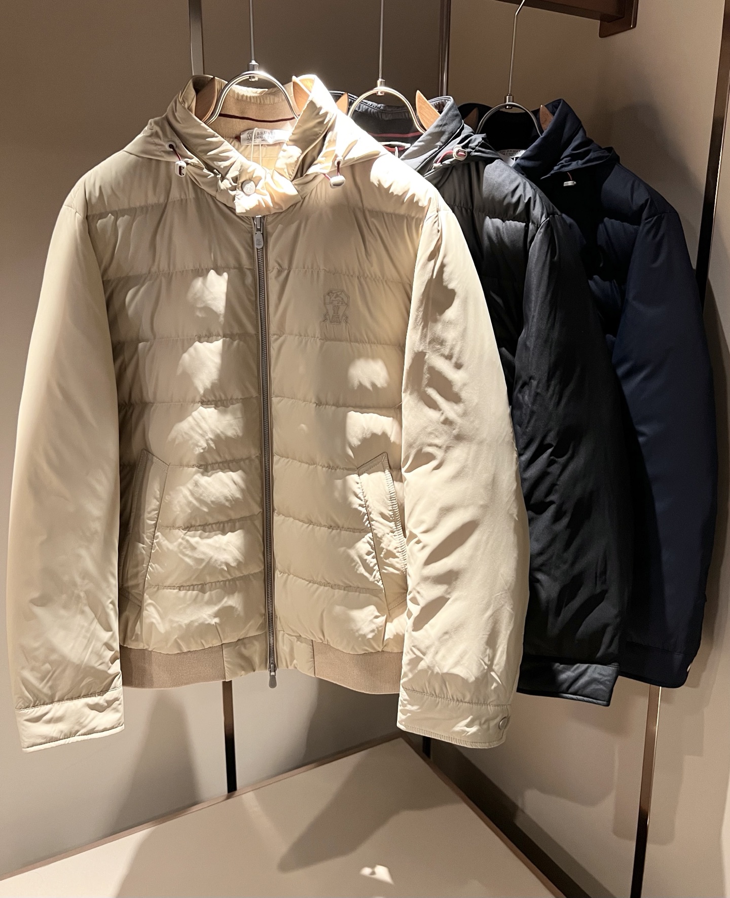 NO:683884,BC-Brunello Cucineli 2025 Autumn and Winter Uniform Down Jackets for Men and Women, Down Fabric Jackets, Waterproof Down Jackets and Warm Jackets!  It is relaunched on the market and created as an iteratively updated technology series that responds to the core content of the 21st century ideology. Obviously this is the flagship product of the P family down series, suitable for the youthful spirit of men and women of all ages!  I won’t go into too many details. They are all top-notch accessories. This model has everything a top-grade down jacket or jacket should have, or in other words, it will only be better!  !  Windproof zipper closure, embroidered logo design on the chest!  The outer layer of the counter is made of coated polyester fiber. It is leak-proof, waterproof and windproof. It is a holy product!  Nanotechnology fabric with high electrical conductivity is beneficial to body temperature regulation!  The down liner is also waterproof nylon fabric, filled with 95 white duck down. Soft and comfortable, simple design suitable for any age group. Same style for men and women. Sizes: M-3XL,, brunello cucinelli, jackets & coats, jackets & coats, down jacket,19860909BC-Brunello Cucineli 2025秋冬男女同款羽绒服外套,羽绒面料夹克 防水羽绒服保暖外套！再次推出市场,打造为迭代更新的科技系列,回应21世纪意识形态的核心内容.很显然这是P家羽绒系列的扛鼎之作,适合于一切年轮的男女情侣款青春精神！ 细节方面我就不多讲了,全是顶配,一件顶级羽绒服或者一件夹克该有的,此款都占全了,或者说,只会更好！！ 防风拉链开合 ,胸前刺绣logo图案设计！柜台外层采用涂层聚酯纤维制成.防漏绒防水防风,可谓圣品！高导电能力的纳米技术织物,有利于体温调节！羽绒内胆也是防水尼龙面料,内填充95白鸭绒.软糯舒适,适宜任何年龄段的简单设计.男女同款.尺码: M-3XL,,brunello cucinelli,jackets & coats,jackets & coats,down jacket,,Men's clothing