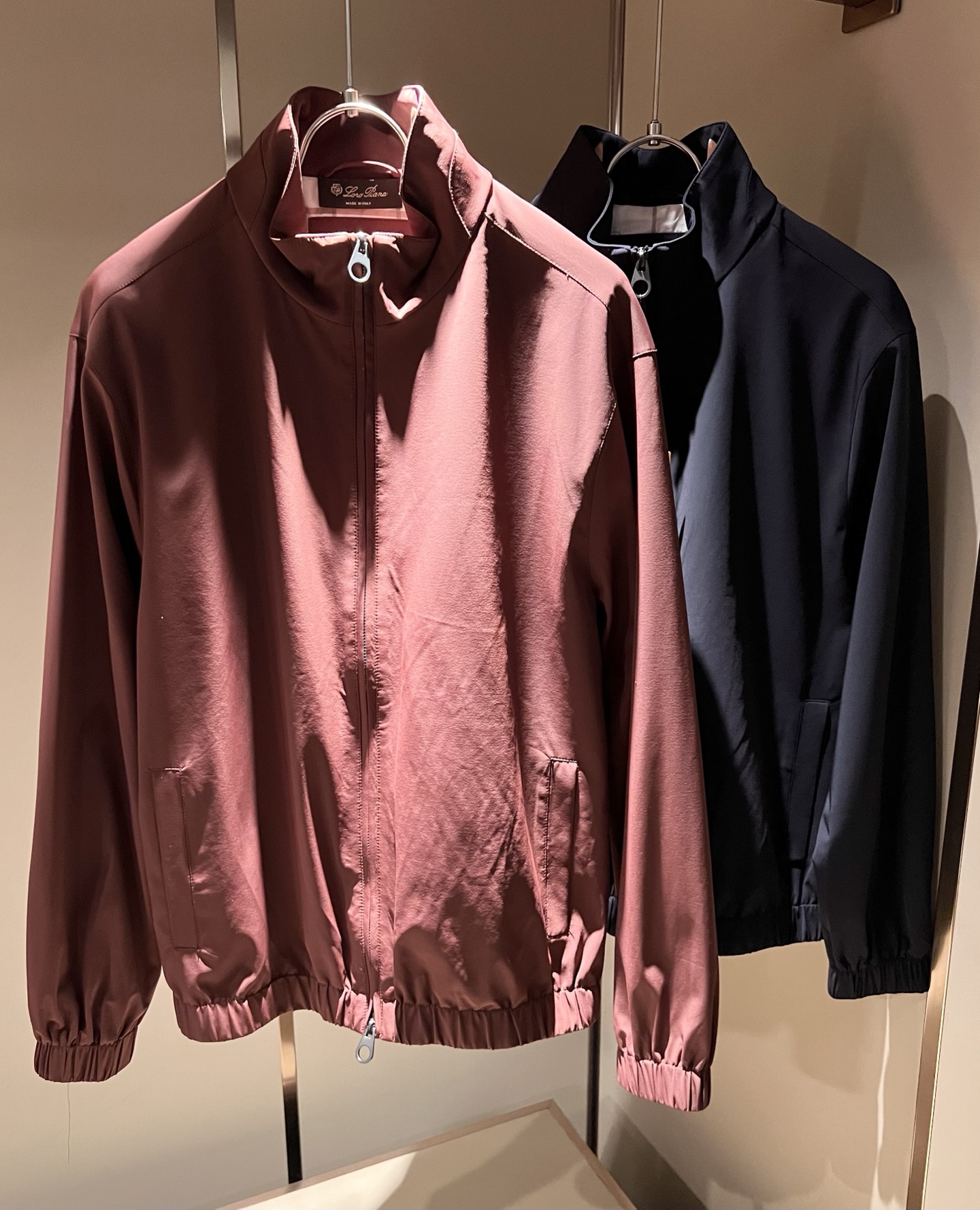 NO:683904,Loro Piana 2025 autumn and winter new men's casual jackets, orders from foreign trade companies!  Made of polyester fiber material, one of the classic proprietary fabrics!  The texture is light, soft and delicate to the touch, but the shape is straight and stylish!  It adopts a multi-layer structure and is windproof. The pockets are decorated with details, which is the ultimate luxury... Perfect interpretation of high-quality appearance. Sizes M-3XL,,loro piana,jackets & coats,jackets & coats,19860909Loro Piana诺悠翩雅 2025秋冬新品男士休闲夹克外套,外贸公司订单！客供聚酯纤维材质,经典的专有织物之一！ 质地轻盈、触感又柔软细腻、但型态又笔挺有型！ 采用多层结构、具备防风性能. 口袋饰有细节、奢华极致… 完美演绎高品质品相.尺码M-3XL,,loro piana,jackets & coats,jackets & coats,,Men's clothing