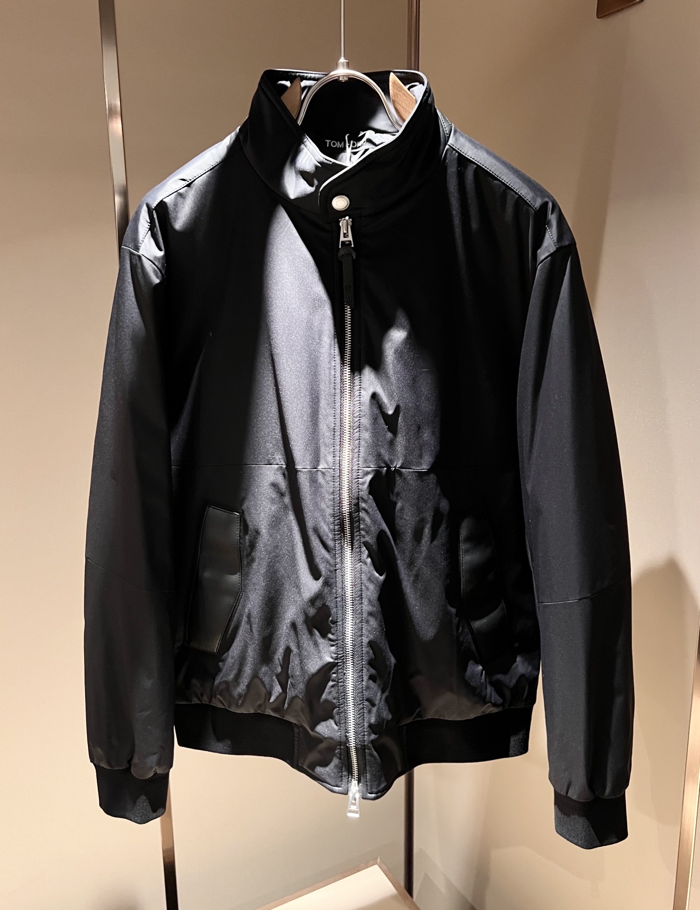 NO:683880,TOM FORD Tom Ford's new 2025 autumn and winter down jackets are rarely available through trading company channels, and are on sale simultaneously on the official website!  A series of couples is online. The fabric is breathable and has a certain sense of weight. It is customized with original imported top-grade polyester fiber fabric!  The lining is made of 90% white duck down filling fabric!  Leather logo design!  It is breathable, skin-friendly and comfortable to wear next to the body. The colors are beautiful, eye-catching and fashionable. The unique patterns will definitely make you stand out in the crowd!  The upper body effect is age-reducing and versatile, making it easy to wear in daily casual wear, and can be easily worn by both men and women!  Size M-3XL,,tom ford,jackets & coats,jackets & coats,down jacket,19860909TOM FORD汤姆福特2025秋冬新款羽绒夹克外套,贸易公司渠道稀出,同步官网发售！系列情侣上线,面料透气有一定的自重感,定制原版进口顶级聚酯纤维面料！内里90白鸭羽绒填充面料！皮革logo设计！贴身穿着透气亲肤舒适,色彩靓丽、吸睛时髦度爆棚,与众不同的图案绝对可以让你在人群中出彩万分！上身效果减龄又百搭,轻松Get起日常休闲穿搭,男女皆可轻松驾驭！尺码M-3XL,,tom ford,jackets & coats,jackets & coats,down jacket,,Men's clothing