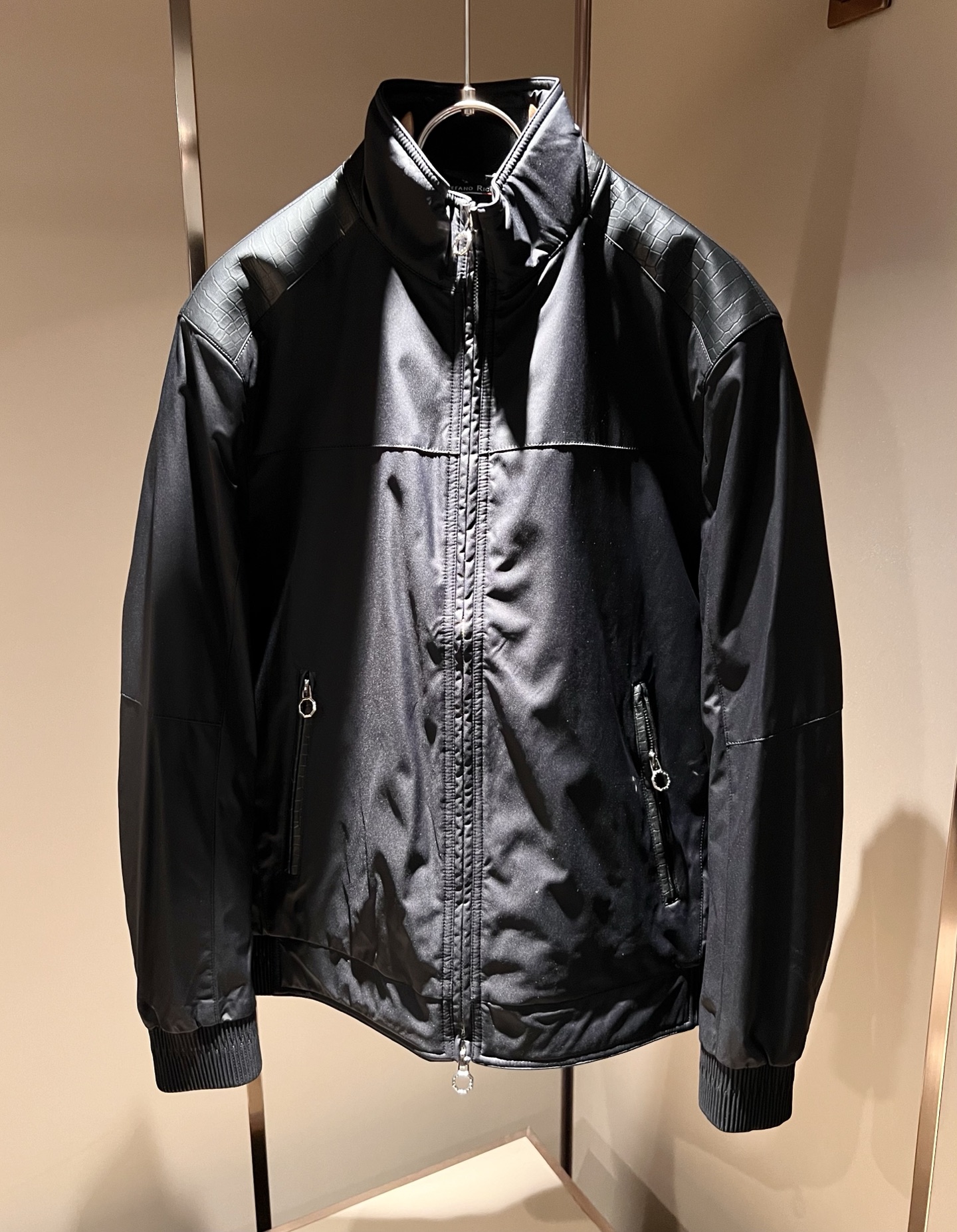 NO:683892,STEFANO RIC*I/STEFANO RIC*I 2025 autumn and winter new down jacket, rarely available through trading company channels, will be sold simultaneously on the official website!  A series of couples is online. The fabric is breathable and has a certain sense of weight. It is customized with original imported top-grade polyester fiber fabric!  The lining is made of 90% white duck down filling fabric!  It is breathable, skin-friendly and comfortable to wear next to the body. The colors are beautiful, eye-catching and fashionable. The unique patterns will definitely make you stand out in the crowd!  The upper body effect is age-reducing and versatile, making it easy to wear in daily casual wear, and can be easily worn by both men and women!  Size M-3XL,,jackets & coats,jackets & coats,down jacket,19860909STEFANO RIC*I/史蒂芬.尼治 2025秋冬新款羽绒夹克外套,贸易公司渠道稀出,同步官网发售！系列情侣上线,面料透气有一定的自重感,定制原版进口顶级聚酯纤维面料！内里90白鸭羽绒填充面料！贴身穿着透气亲肤舒适,色彩靓丽、吸睛时髦度爆棚,与众不同的图案绝对可以让你在人群中出彩万分！上身效果减龄又百搭,轻松Get起日常休闲穿搭,男女皆可轻松驾驭！尺码M-3XL,,jackets & coats,jackets & coats,down jacket,,Men's clothing