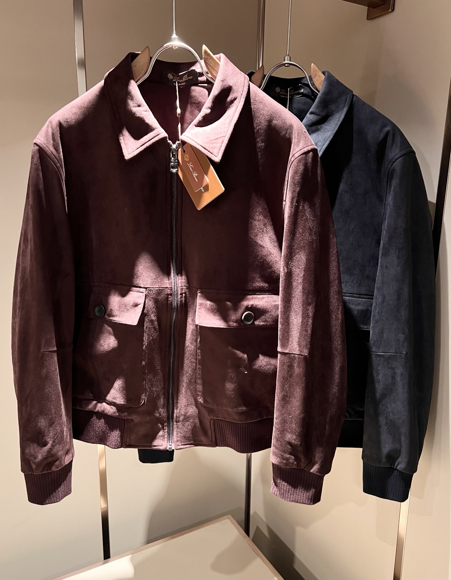 NO:683874,Loro Piana 2025 autumn and winter new men's casual imitation suede down jacket, foreign trade company order!  Customer-supplied imitation velvet material, filled with 95% white duck down design!  It feels soft and delicate, but the shape is straight and stylish!  It adopts a multi-layer structure and is windproof. The pockets are decorated with details, which is the ultimate luxury... Perfect interpretation of high-quality appearance. Customized original hardware is provided!  Size M-3XL,,loro piana,jackets & coats,jackets & coats,down jacket,19860909Loro Piana诺悠翩雅 2025秋冬新品男士休闲仿绒皮羽绒夹克外套,外贸公司订单！客供仿绒材质,内里填充95白鸭绒设计！触感又柔软细腻、但型态又笔挺有型！ 采用多层结构、具备防风性能. 口袋饰有细节、奢华极致… 完美演绎高品质品相.客供定制原版五金！尺码M-3XL,,loro piana,jackets & coats,jackets & coats,down jacket,,Men's clothing