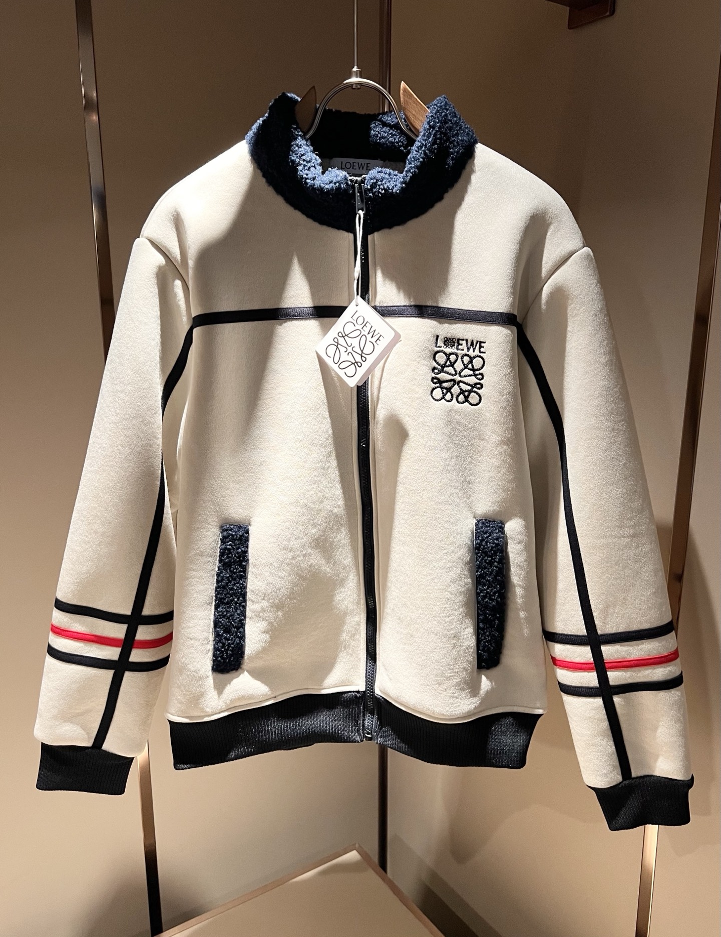 NO:683860,LO*WE/Luo*Wei 2025 new autumn and winter new fur all-in-one jacket of the same style, sold through trading company channels, the latest product in 2025, sold simultaneously in official counters, a classic star-level item!  LO*WE's leather goods have the highest say in the entire fashion circle. The brand value is very influential and has a century-old historical and cultural heritage. It is a brand used by the royal family and nobles. Its exquisite craftsmanship and design have subverted modern aesthetics!  The overall design is in line with the aesthetic design of the LOE family, using classic brand elements, perfectly inheriting the essence and genes of the LOE family, and injecting the brand logo, pattern, and hardware design into the front and rear!  Customized fur fabric!  The vision is quite exquisite and beautiful, highlighting the brand characteristics, highly recognizable and very fashionable. The overall design interprets minimalism to the extreme, simple and elegant!  Customers are supplied with high-grade materials imported from Egypt, which are extremely luxurious and special materials. The fabric properties are all of the highest quality. The tactile experience is self-evident, and you can enjoy the ultimate luxury!  The appearance is perfect, and the details are exquisite and elegant. It not only reduces age but also highlights the fashionable temperament. The upper body is full of temperament. The color matching is quite in line with the needs of matching seasons. It has a high degree of control and mix-matching. It has no age limit and has an excellent sense of style!  Size M-3XL,,loewe,jackets & coats,jackets & coats,19860909LO*WE/罗*威2025秋冬新款皮毛一体同款夹克外套,贸易公司渠道货,2025年最新品,官柜同步售卖,经典明星级单品！LO*WE家的皮具单品在整个时装圈最有极高的的发言权,品牌价值影响力颇高,有着百年历史文化底蕴,皇室御贵族御用品牌,其精湛的手工艺及设计感颠覆了现代审美！整体的设计符合LOE家美学设计,运用了经典的品牌元素,完美沿袭了LOE家的精髓与基因,前后注入品牌logo标识图案五金设计！定制皮毛一体面料！视觉颇为精致美观,彰显了品牌特质,辨识度极高且极具时髦感,整体的设计将极简主义阐释到极致,简约而大方！客供埃及进口高级物料,极为奢华特殊的材质,面料属性皆为上乘,触感体验不言而喻,奢华极致享受！品相完美如斯,细节处处精致考究,即减龄又凸显了时髦气质感,上身满满的气质感,配色相当符合搭配季节需求,驾驭度混搭性极高,无关年龄界定,造型感极佳的一款单品！尺码M-3XL,,loewe,jackets & coats,jackets & coats,,Men's clothing