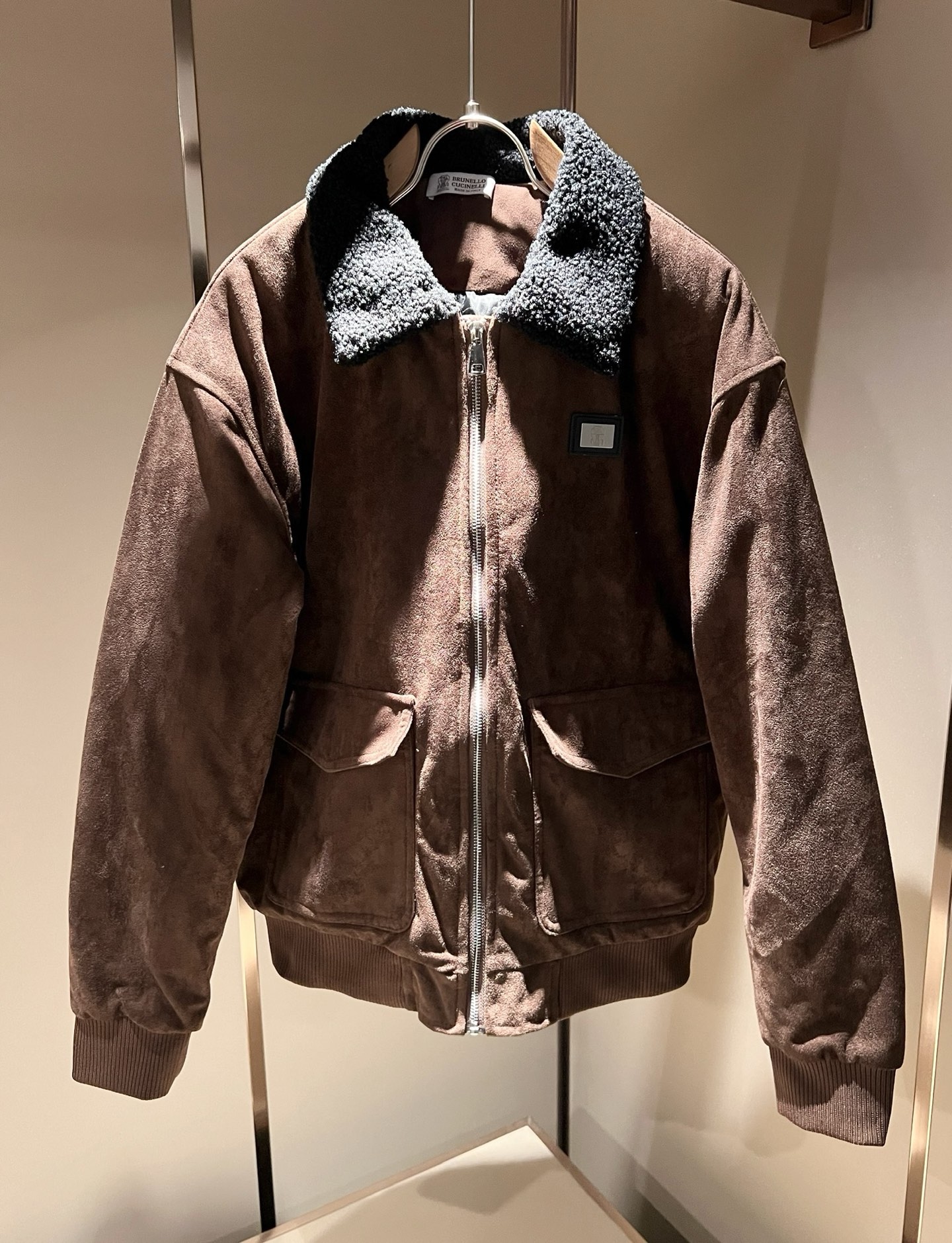 NO:683868,BC-Brunello Cucineli 2025 new autumn and winter men's imitation leather jacket, a fashionable and versatile item that many celebrities love to wear!  Body logo design!  The LOGO hardware zipper is super nice. Friends who like classic simplicity must not miss this one!  The calm and elegant brand style has always been favored by the upper class! It is also the best choice for fashion items!  The upper body is so handsome, highly recommended!  !  !  The biggest attraction of this piece is not only the added value of the brand itself, but also the high cost-effectiveness of the material!  Customized original exclusive velvet material design!  Make sure that the pattern is crisp, concise and not complicated, and it is very attractive!  Size M-3XL,,brunello cucinelli,jackets & coats,jackets & coats,19860909BC-Brunello Cucineli 2025秋冬新款男士仿绒皮夹克外套,众多明星都爱穿的时尚百搭单品！衣身logo设计！LOGO五金拉链超级好看,喜欢经典简约的朋友,一定不能错过了这款！沉稳大气的品牌风格一直以来备受上层人士的青睐!也是时尚单品的不二之选！ 上身帅到爆了,强烈推荐！！！这件最大的吸引力除了他本身的品牌附加值,更加肯定的材质上都有很高的性价比！ 定制原版专属绒棉材质设计！确保版型的挺括,精简不繁,很是耐看！码数M-3XL,,brunello cucinelli,jackets & coats,jackets & coats,,Men's clothing