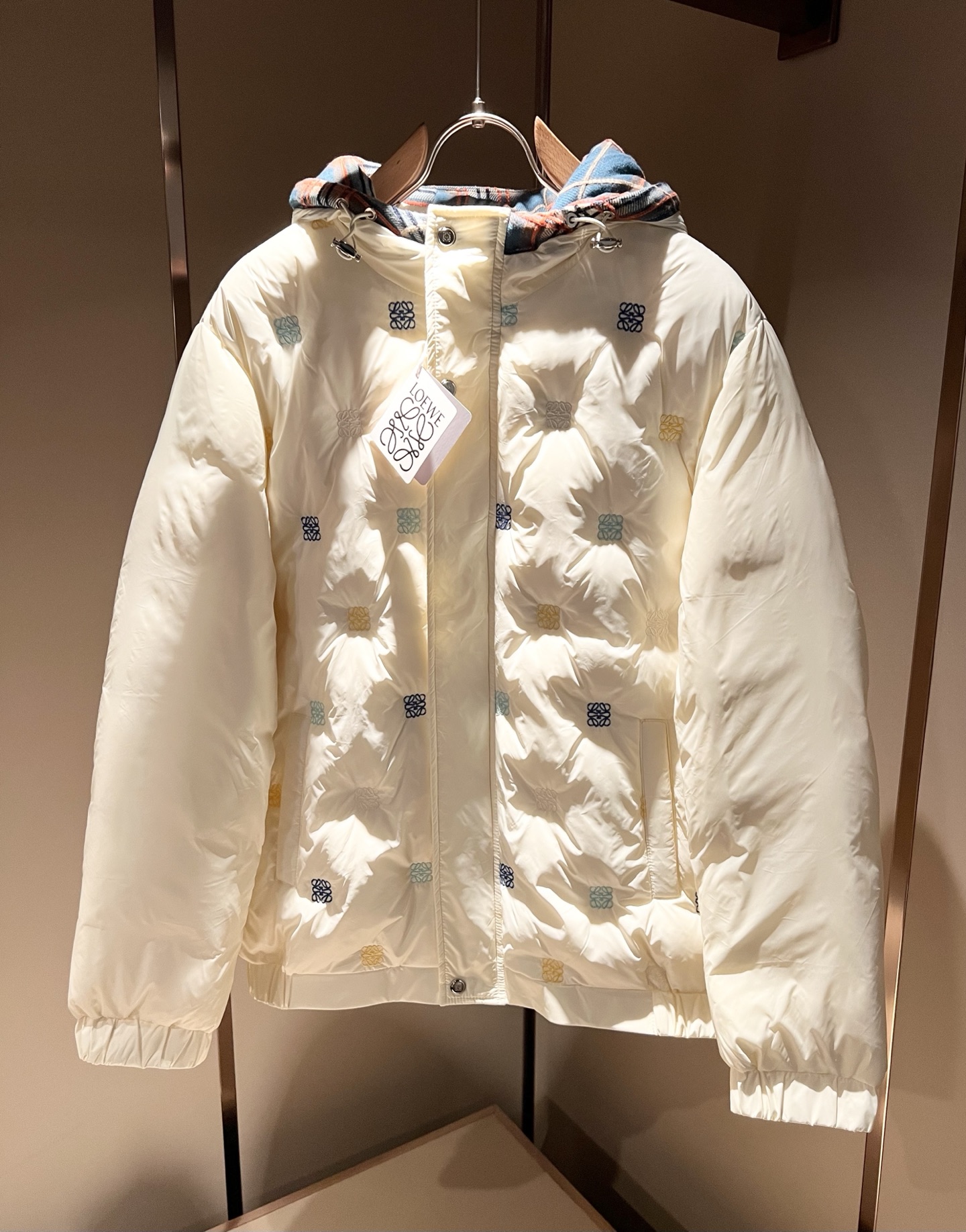 NO:683889,LO*WE/LO*WE 2025 new autumn and winter down jackets of the same style, sold through trading company channels, the latest products in 2025, sold simultaneously in official counters, classic star-level items!  LO*WE's leather goods have the highest say in the entire fashion circle. The brand value is very influential and has a century-old historical and cultural heritage. It is a brand used by the royal family and nobles. Its exquisite craftsmanship and design have subverted modern aesthetics!  The overall design is in line with the aesthetic design of the LOE family, using classic brand elements, perfectly inheriting the essence and genes of the LOE family, and injecting the brand logo and pattern embroidery design into the panoramic view!  Customized denim fabric!  The vision is quite exquisite and beautiful, highlighting the brand characteristics, highly recognizable and very fashionable. The overall design interprets minimalism to the extreme, simple and elegant!  Customers are supplied with high-grade materials imported from Egypt, which are extremely luxurious and special materials. The fabric properties are all of the highest quality. The tactile experience is self-evident, and you can enjoy the ultimate luxury!  The appearance is perfect, and the details are exquisite and elegant. It not only reduces age but also highlights the fashionable temperament. The upper body is full of temperament. The color matching is quite in line with the needs of matching seasons. It has a high degree of control and mix-matching. It has no age limit and has an excellent sense of style!  Size M-3XL,,loewe,jackets & coats,jackets & coats,down jacket,19860909LO*WE/罗*威2025秋冬新款羽绒同款夹克外套,贸易公司渠道货,2025年最新品,官柜同步售卖,经典明星级单品！LO*WE家的皮具单品在整个时装圈最有极高的的发言权,品牌价值影响力颇高,有着百年历史文化底蕴,皇室御贵族御用品牌,其精湛的手工艺及设计感颠覆了现代审美！整体的设计符合LOE家美学设计,运用了经典的品牌元素,完美沿袭了LOE家的精髓与基因,全景注入品牌logo标识图案刺绣设计！定制牛仔面料！视觉颇为精致美观,彰显了品牌特质,辨识度极高且极具时髦感,整体的设计将极简主义阐释到极致,简约而大方！客供埃及进口高级物料,极为奢华特殊的材质,面料属性皆为上乘,触感体验不言而喻,奢华极致享受！品相完美如斯,细节处处精致考究,即减龄又凸显了时髦气质感,上身满满的气质感,配色相当符合搭配季节需求,驾驭度混搭性极高,无关年龄界定,造型感极佳的一款单品！尺码M-3XL,,loewe,jackets & coats,jackets & coats,down jacket,,Men's clothing