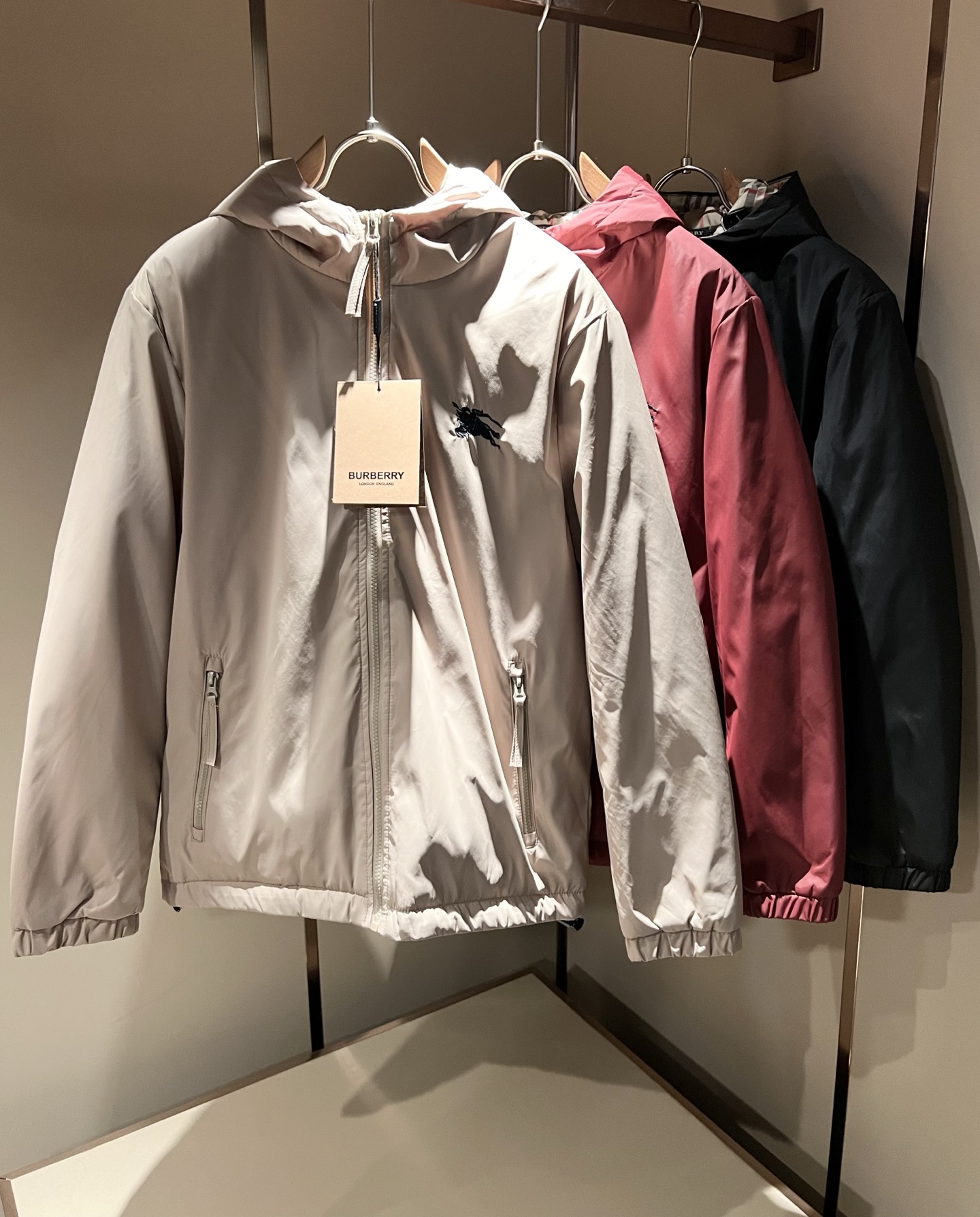 NO:683888,BURBER*Y's 2025 autumn and winter new cotton jackets are here. They are made of polyester fiber fabrics that have become popular recently. They are high-end outdoor sports and leisure series and are a very hot sports trend!  The latest special material developed by BUR, memory fabric is also called memory cloth, which refers to fabrics with morphological memory function and panoramic plaid design!  Killing all the versions on the market, it can only be said that they are not of the same level at all. No matter in terms of materials, detail restoration and craftsmanship, we are not afraid of any challenges, just to provide you with wonderful products as always. A style that implements BUR's core concept tightly binds plaid and fashion, and always maintains perfection. The simple but not simple design style perfectly meets your daily needs. Size: M-3XL,, burberry, jackets & coats, jackets & coats,19860909BURBER*Y巴*莉2025秋冬新品棉服夹克外套重磅来袭,最近比较火热聚酯纤维面料制作而成,高端户外运动休闲系列,非常火热运动风潮！BUR最新研发的特殊材质,记忆面料也叫记忆布,是指具有形态记忆功能的面料,全景格子图案设计！秒杀市面上一切版本,只能说根本就不是一个级别的存在,不管是材质还是细节还原度以及工艺制作方面,不惧任何挑战,只为给大家奉献绝妙产物一如既往,始终如一,贯彻了BUR 核心理念的一个款式将格纹与时尚紧紧的捆绑在一起,时刻保持完美,简约而不简单的的设计风格,完美的满足了你日常所需要的穿搭.尺码:M-3XL,,burberry,jackets & coats,jackets & coats,,Men's clothing