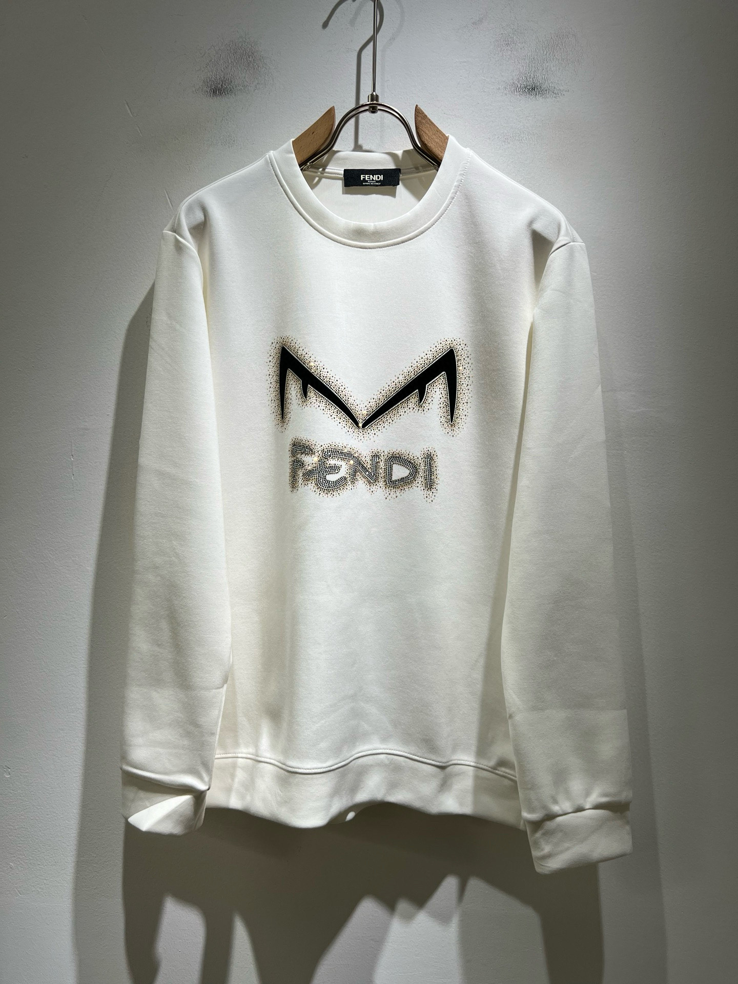 NO:683792,[Wear up to 240 pounds] FEN*I Fen*di 2025 new autumn and winter FD family sweatshirts for men and women, versatile for men and women. Italian original order, FD family popular item, representative and full of specifications, a boutique worth buying for all FD fans!  Pure Italian channel order, the FD family's high-end and popular product, a very popular item at the moment, with the letter logo design on the chest!  High-end goods worth keeping for yourself and giving away!  The most classic style item of the FD family, it is trendy and beautiful, full of trendy atmosphere, extremely high-grade and standard, and the use of very classic products gives people a strong visual impact, with extremely high recognition, and top-grade exclusive pure cotton fabrics!  Made of soft, delicate and comfortable touch, the appearance is quite high-end and classy!  It perfectly interprets the charm of the brand and leaves a deep impression on people. It is more fashionable and charming, the upper body is generous and fashionable, and there is no pressure to wear it!  Wear it alone or paired with it, it’s a beautiful sight that can’t be ignored!  Size M-6XL,,fendi,dior,hoodie,sweatshirts,19860909【最大穿240斤】 FEN*I 芬*迪2025秋冬新款FD家族男女同款卫衣,男女同款百搭.意大利原厂订单,FD家族人气单品,代表性十足,规格感十足的精品,所有FD粉丝都值得抢购的精品！纯正意代渠道订单,FD家族的高奢人气爆款产物,当下十分火爆的单品,胸前字母logo图案设计！值得自留和送人的高端货！FD家族最为经典款式单品,新潮又好看,潮流气息感十足,档次规格感极高,并且采用十分经典给人的视觉冲击感相当强烈,有着极高的辨识度,顶级专属纯棉面料！打造,触感柔软细腻舒适,品相相当高级有档次！完美诠释品牌魅力,给人留下深刻印象.更具时尚与韵味,上身大方时尚,对于穿搭更是毫无压力！单穿内搭都极有味道,不可忽视的靓丽风景线！ 尺码M-6XL,,fendi,dior,hoodie,sweatshirts,,Men's clothing