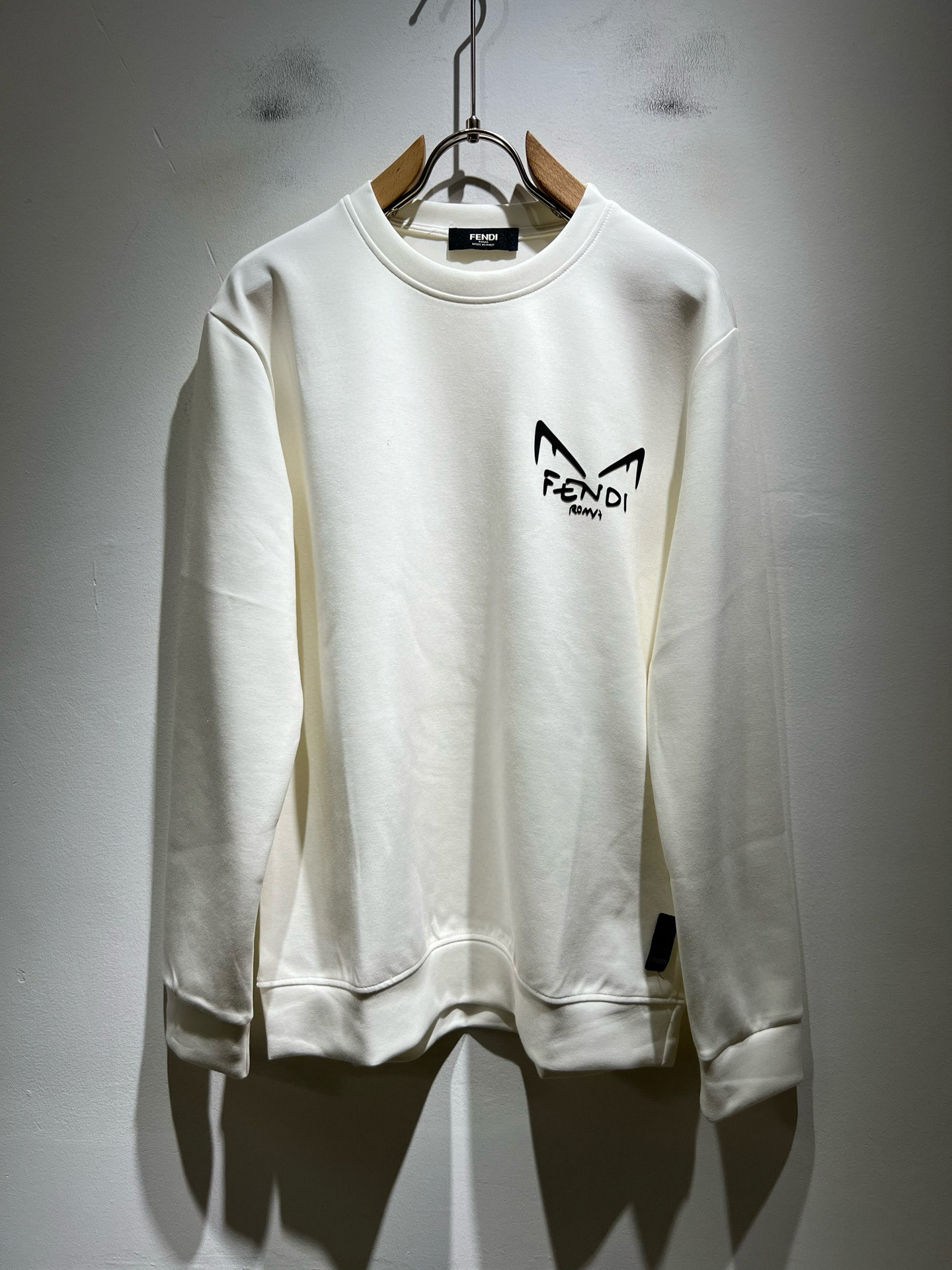 NO:683859,[Wear up to 240 pounds] FEN*I Fen*di 2025 new autumn and winter FD family sweatshirts for men and women, versatile for men and women. Italian original order, FD family popular item, representative and full of specifications, a boutique worth buying for all FD fans!  Authentic Italian channel order, the FD family's high-end and popular product, a very popular item at the moment, with the letter logo hot diamond pattern design on the chest!  High-end goods worth keeping for yourself and giving away!  The most classic style item of the FD family, it is trendy and beautiful, full of trendy atmosphere, extremely high-grade and standard, and the use of very classic products gives people a strong visual impact, with extremely high recognition, and top-grade exclusive pure cotton fabrics!  Made of soft, delicate and comfortable touch, the appearance is quite high-end and classy!  It perfectly interprets the charm of the brand and leaves a deep impression on people. It is more fashionable and charming, the upper body is generous and fashionable, and there is no pressure to wear it!  Wear it alone or paired with it, it’s a beautiful sight that can’t be ignored!  Size M-6XL,,fendi,dior,hoodie,sweatshirts,19860909【最大穿240斤】 FEN*I 芬*迪2025秋冬新款FD家族男女同款卫衣,男女同款百搭.意大利原厂订单,FD家族人气单品,代表性十足,规格感十足的精品,所有FD粉丝都值得抢购的精品！纯正意代渠道订单,FD家族的高奢人气爆款产物,当下十分火爆的单品,胸前字母logo烫钻图案设计！值得自留和送人的高端货！FD家族最为经典款式单品,新潮又好看,潮流气息感十足,档次规格感极高,并且采用十分经典给人的视觉冲击感相当强烈,有着极高的辨识度,顶级专属纯棉面料！打造,触感柔软细腻舒适,品相相当高级有档次！完美诠释品牌魅力,给人留下深刻印象.更具时尚与韵味,上身大方时尚,对于穿搭更是毫无压力！单穿内搭都极有味道,不可忽视的靓丽风景线！ 尺码M-6XL,,fendi,dior,hoodie,sweatshirts,,Men's clothing