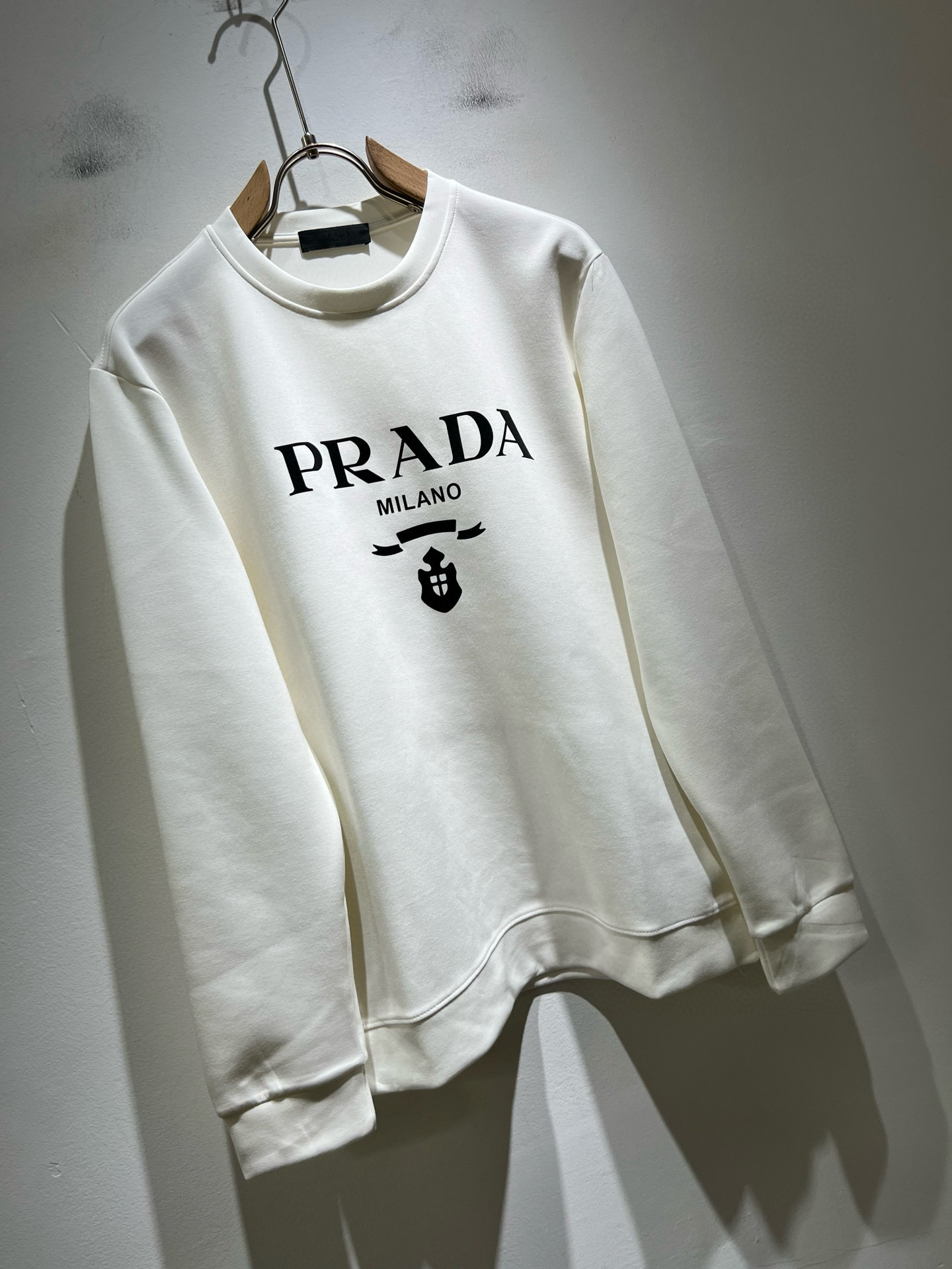  P115
PRAD*A普*达秋冬新款男女同款👫卫衣，最新款全网独家首上！！~既经典有时尚百搭，谁不爱啊，将经典再次展现，非常的耐看，自带低奢光环与辨识度！Pr*da传统的品牌理念和现代化的先进技术进行了完美结合。加上极其现代摩登风范的简约设计，p家专属logo图案徽章设计！定制百分百进口纯棉面料！此款的质感相当感人 触手便知规格档次 细腻程度与透气效果堪称顶级！尺码：S～XL。偏大下单报身高体重