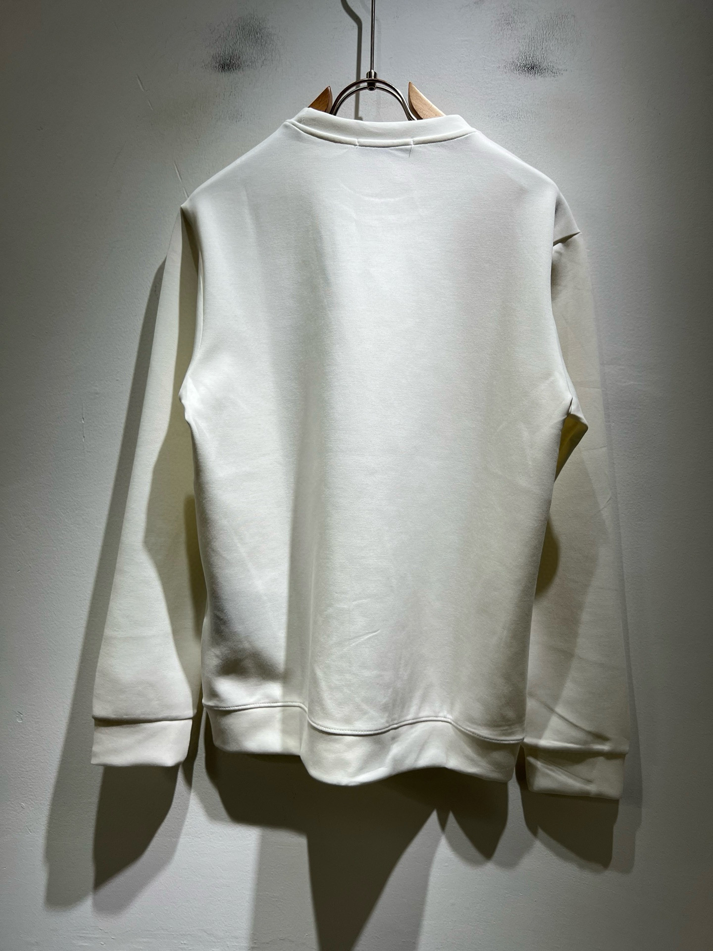  P115
PRAD*A普*达秋冬新款男女同款👫卫衣，最新款全网独家首上！！~既经典有时尚百搭，谁不爱啊，将经典再次展现，非常的耐看，自带低奢光环与辨识度！Pr*da传统的品牌理念和现代化的先进技术进行了完美结合。加上极其现代摩登风范的简约设计，p家专属logo图案徽章设计！定制百分百进口纯棉面料！此款的质感相当感人 触手便知规格档次 细腻程度与透气效果堪称顶级！尺码：S～XL。偏大下单报身高体重