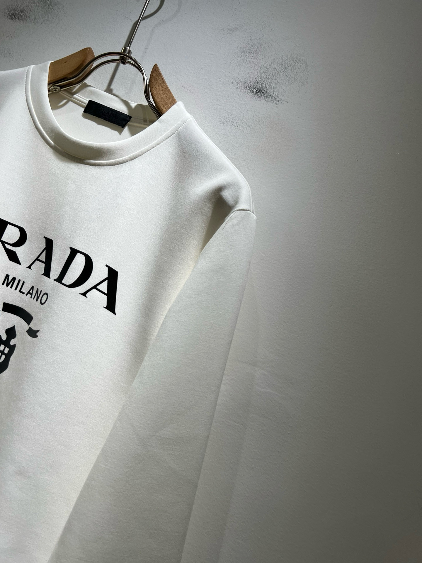  P115
PRAD*A普*达秋冬新款男女同款👫卫衣，最新款全网独家首上！！~既经典有时尚百搭，谁不爱啊，将经典再次展现，非常的耐看，自带低奢光环与辨识度！Pr*da传统的品牌理念和现代化的先进技术进行了完美结合。加上极其现代摩登风范的简约设计，p家专属logo图案徽章设计！定制百分百进口纯棉面料！此款的质感相当感人 触手便知规格档次 细腻程度与透气效果堪称顶级！尺码：S～XL。偏大下单报身高体重