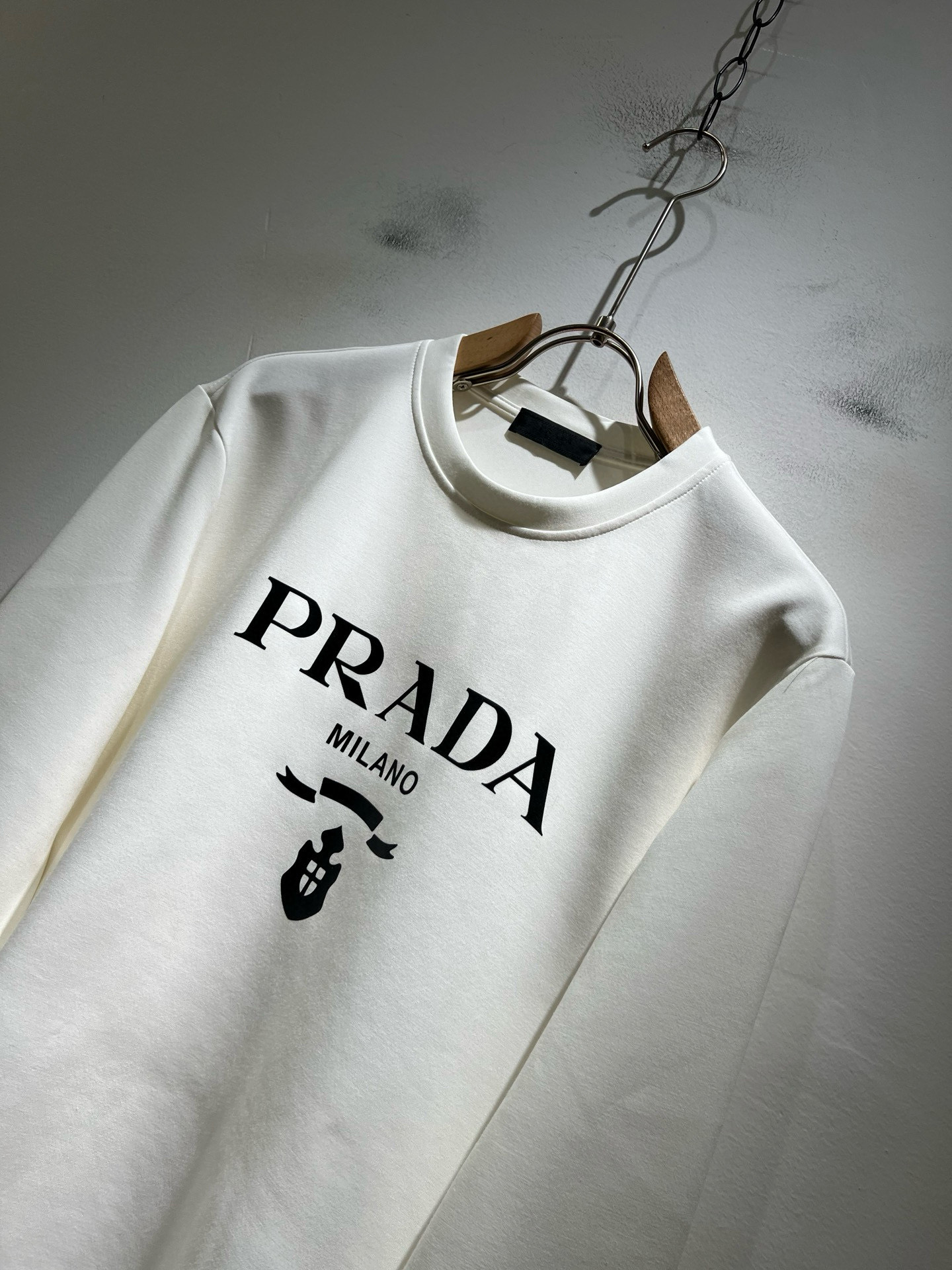  P115
PRAD*A普*达秋冬新款男女同款👫卫衣，最新款全网独家首上！！~既经典有时尚百搭，谁不爱啊，将经典再次展现，非常的耐看，自带低奢光环与辨识度！Pr*da传统的品牌理念和现代化的先进技术进行了完美结合。加上极其现代摩登风范的简约设计，p家专属logo图案徽章设计！定制百分百进口纯棉面料！此款的质感相当感人 触手便知规格档次 细腻程度与透气效果堪称顶级！尺码：S～XL。偏大下单报身高体重